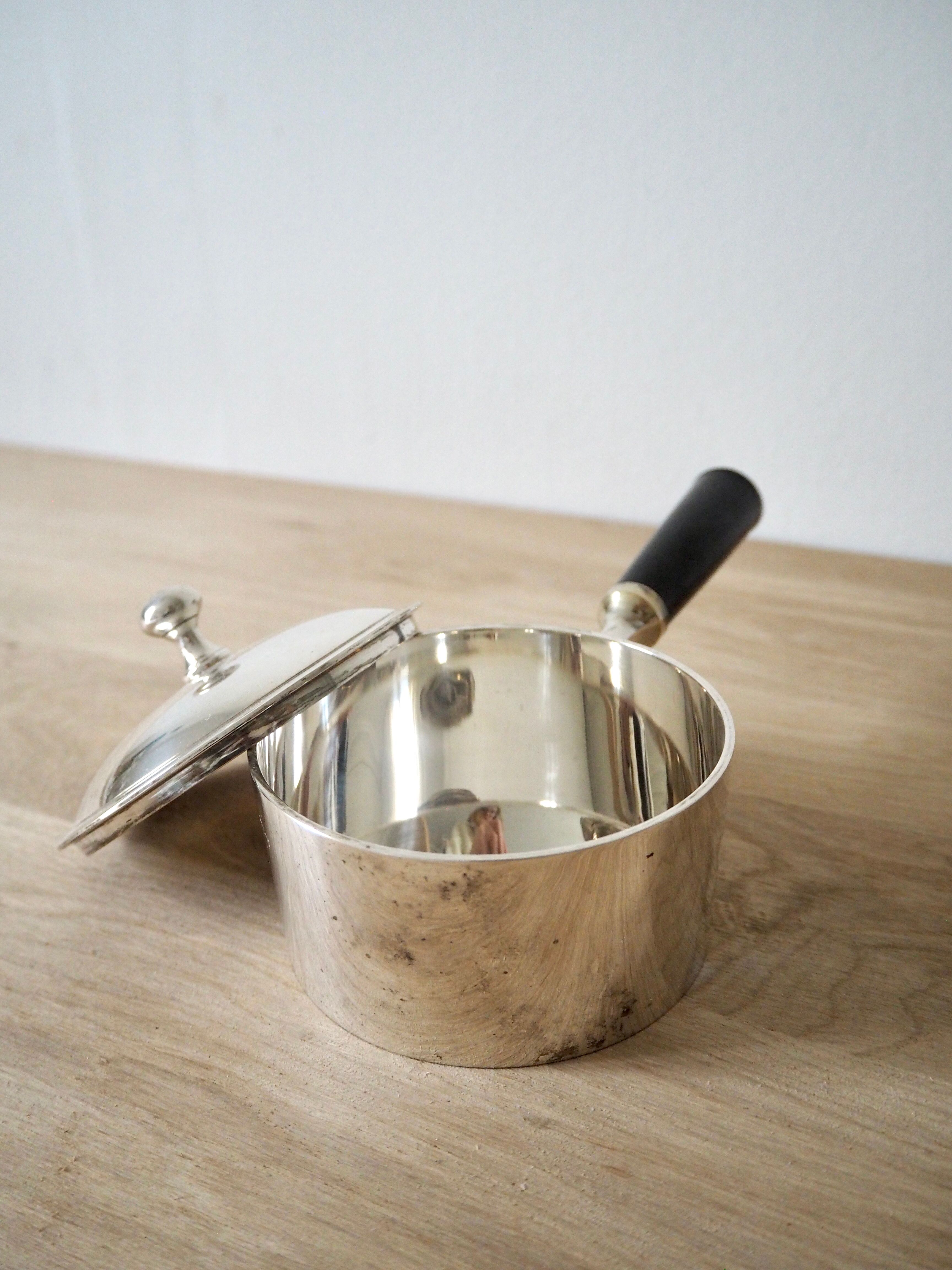 Pot à sauce en argent avec manche