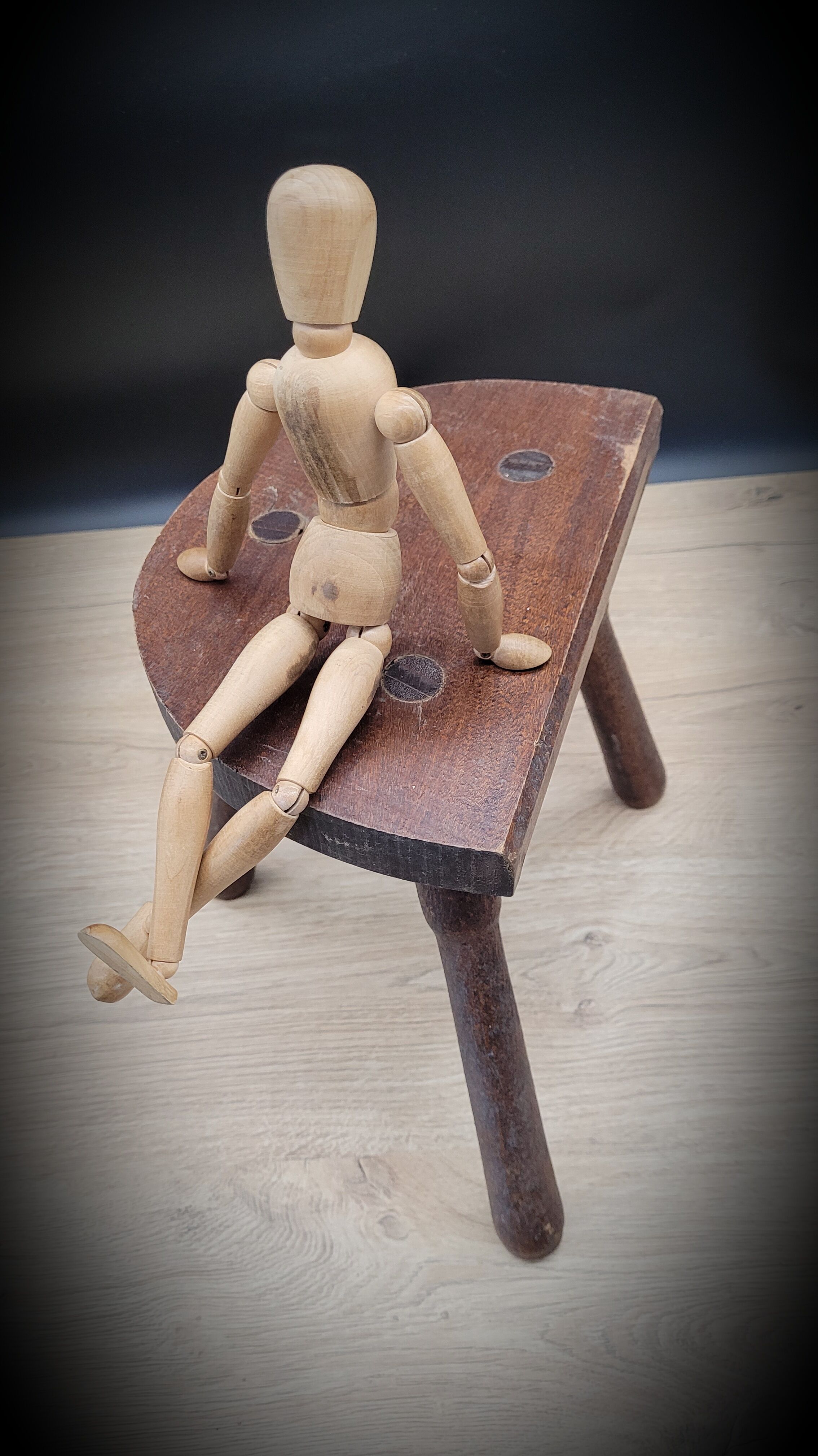 Half-round cowherd tripod stool