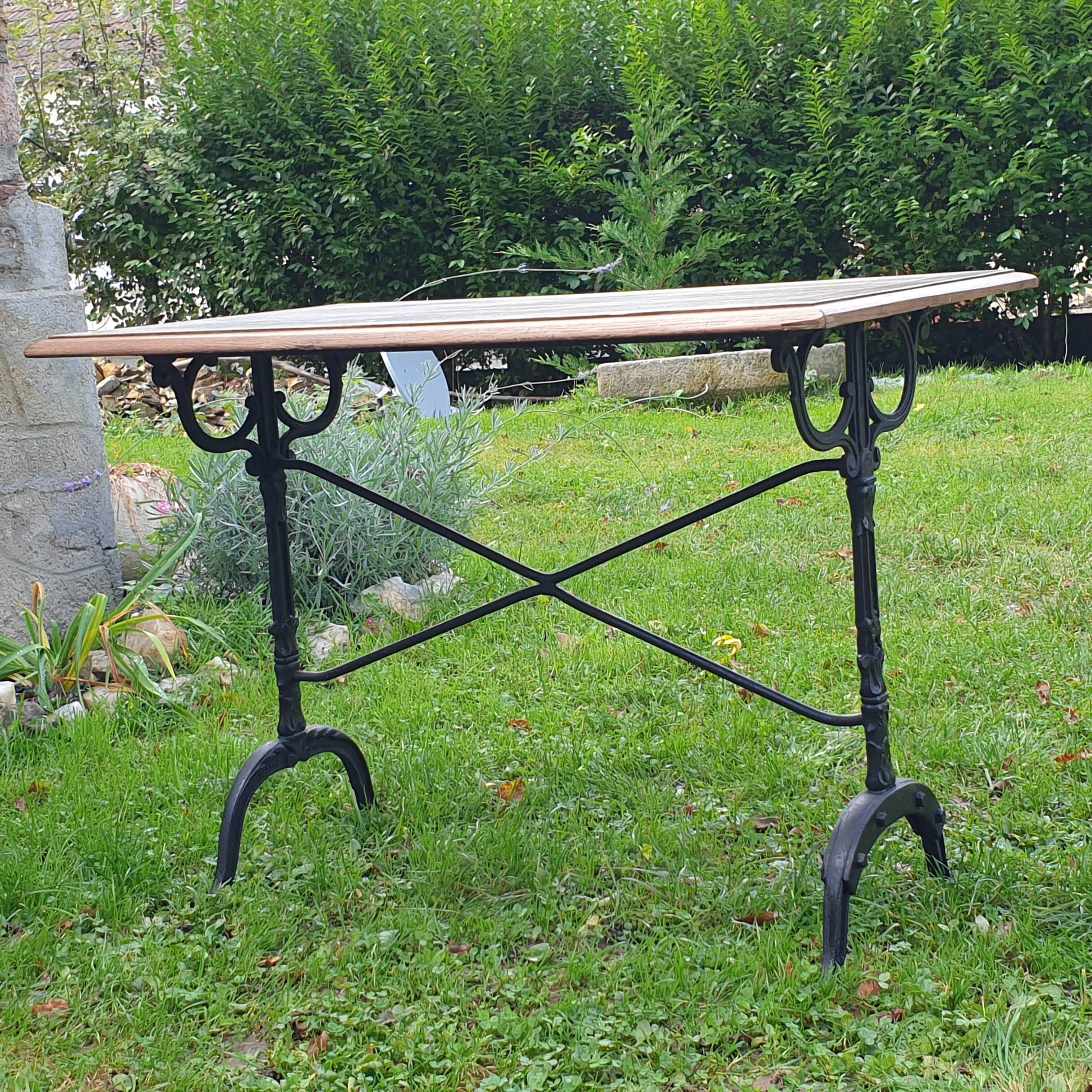 Table de bistro en chêne massif pied en fer forgé