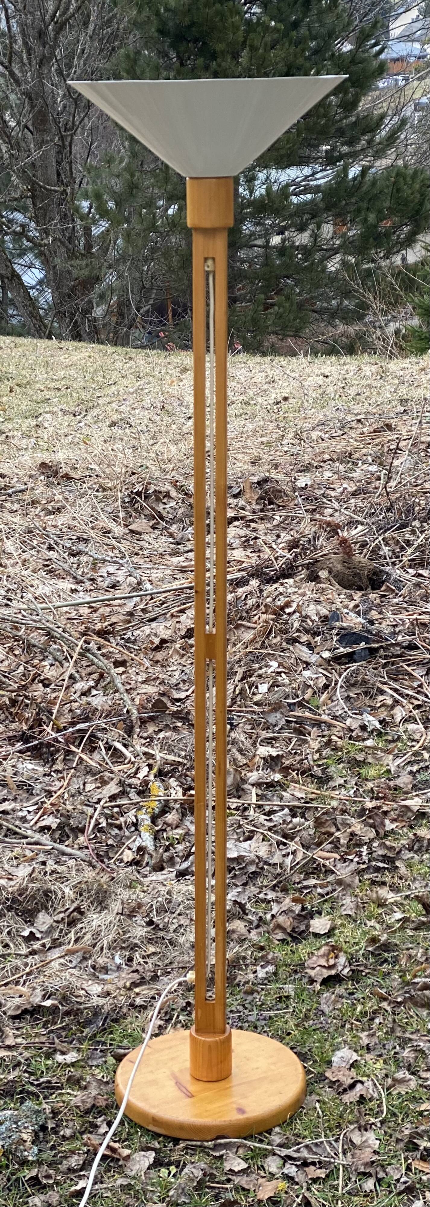 Vintage 1980s Scandinavian floor lamp in pine and white lacquered metal.