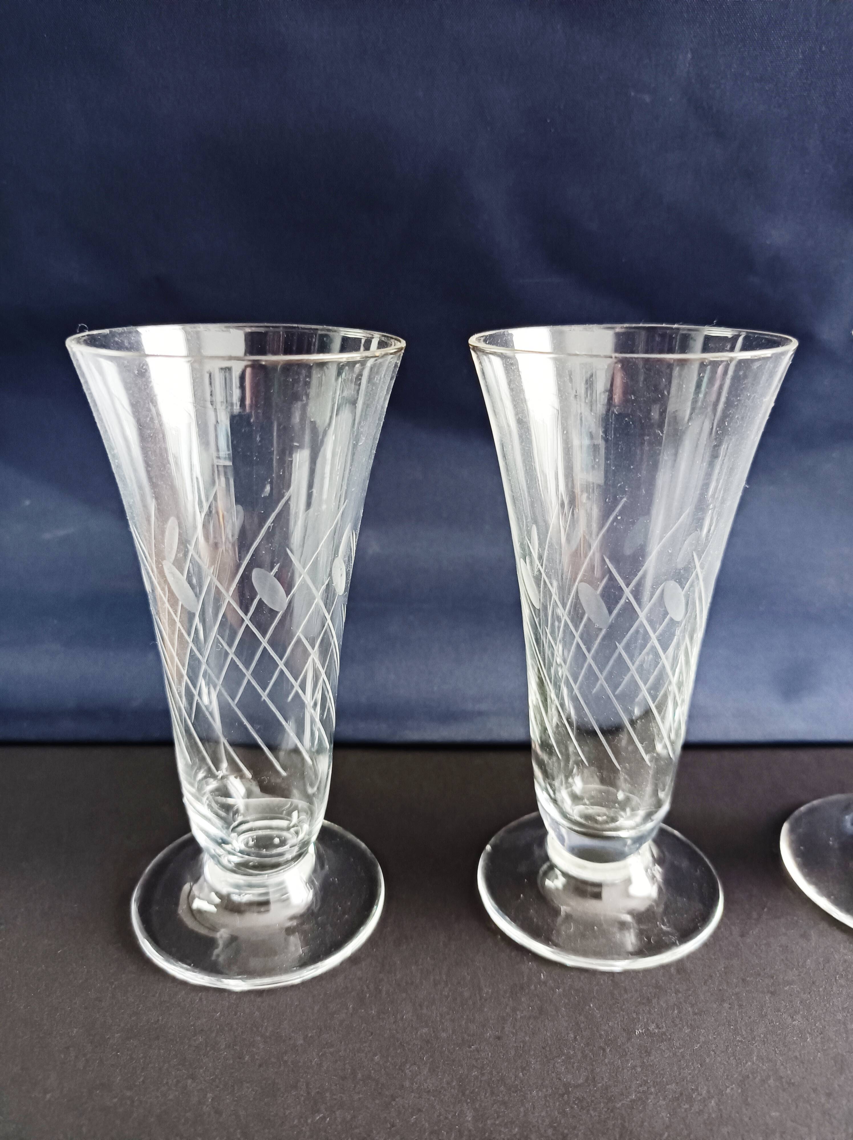 Set of 4 engraved glass champagne flutes
