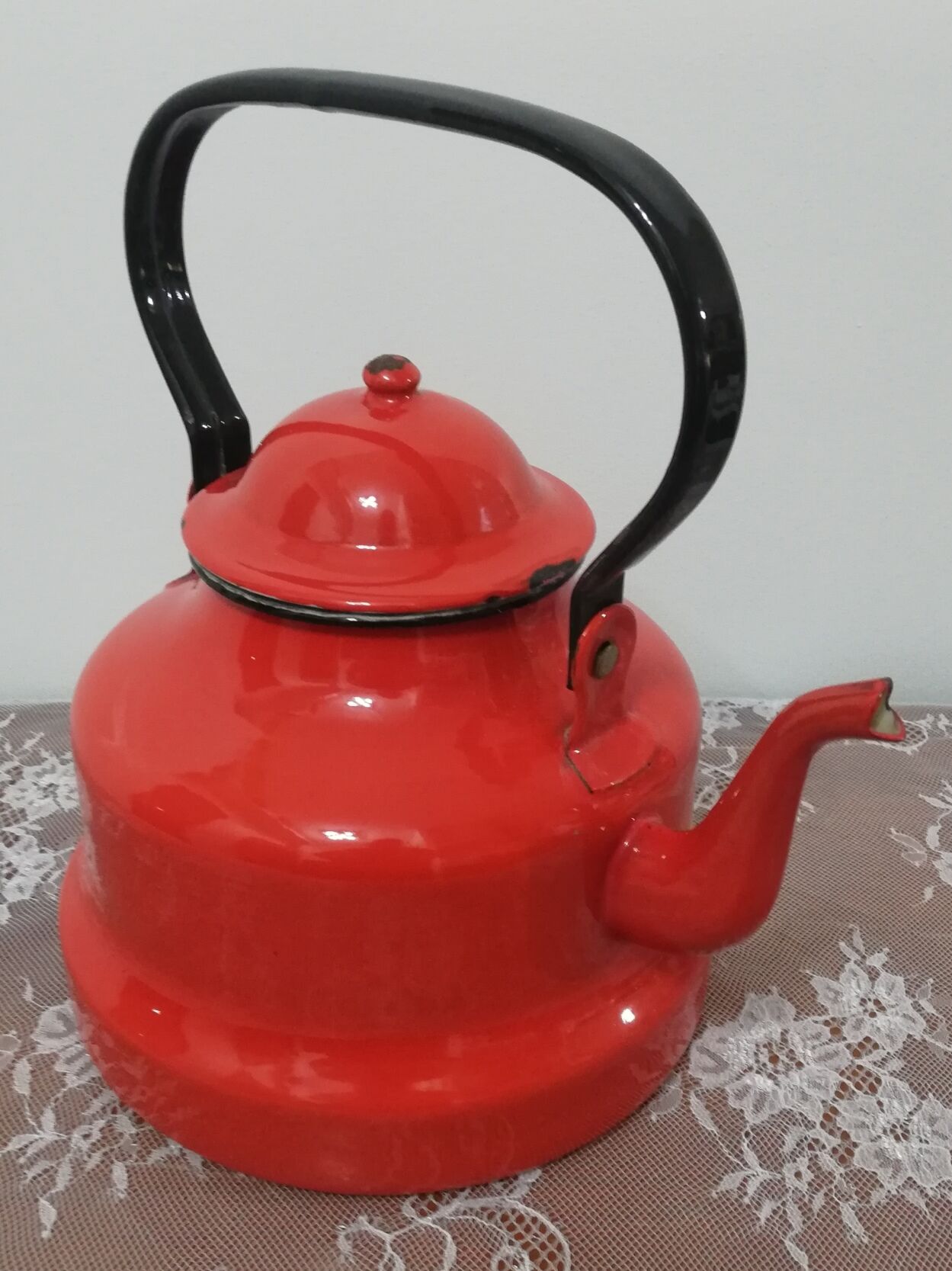 Red enamelled sheet metal kettle