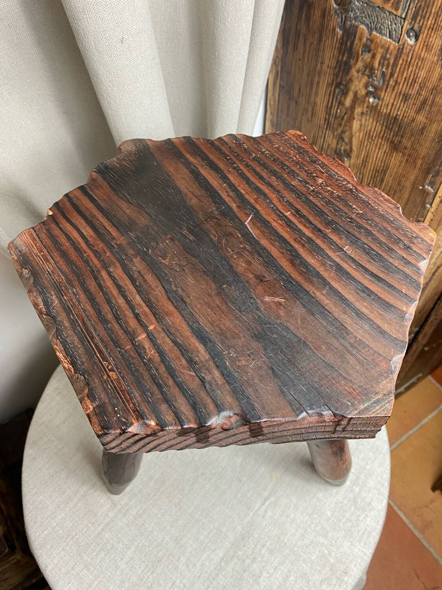 Tabouret de ferme français  tripode en bois années 60