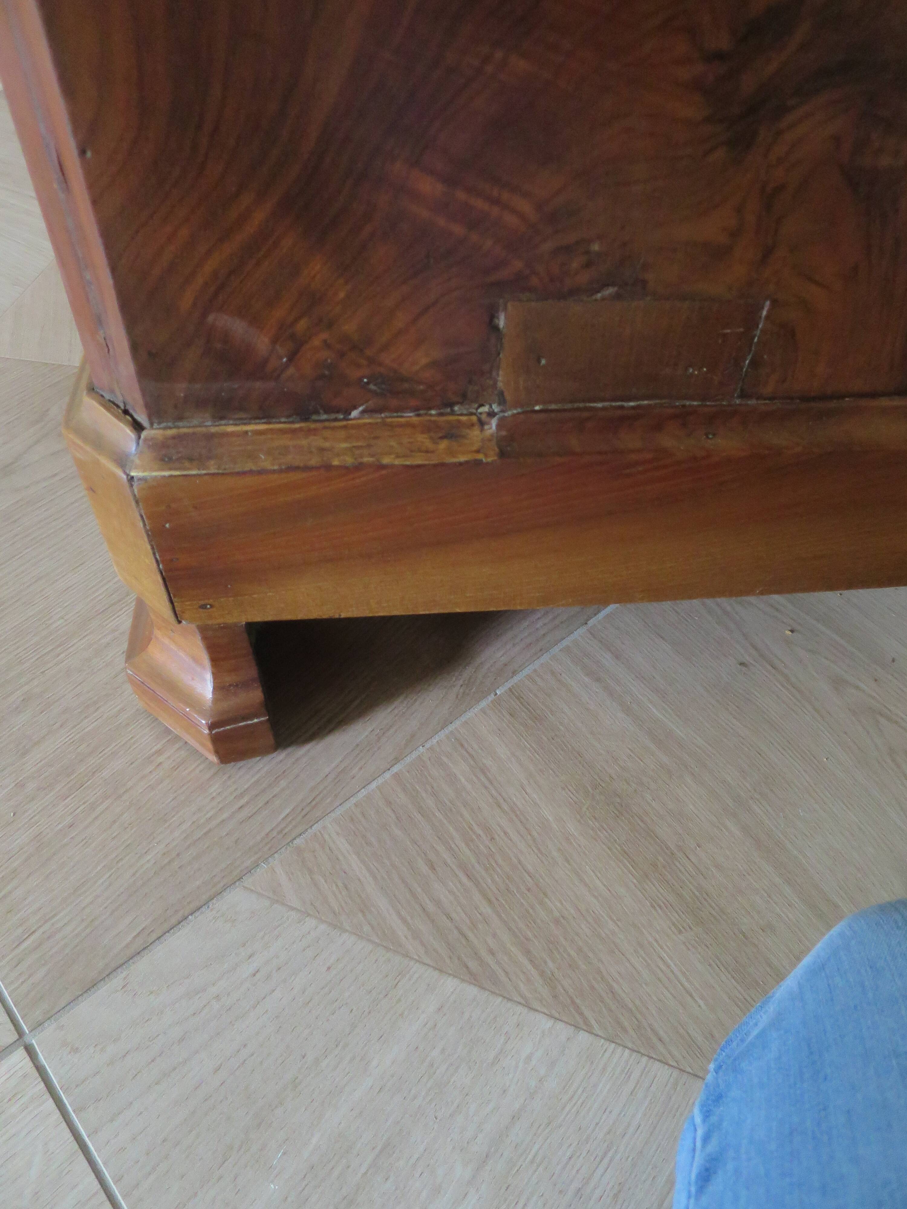 Rare - Pretty old chest of drawers with 4 drawers and 3 locks - In walnut - 1930