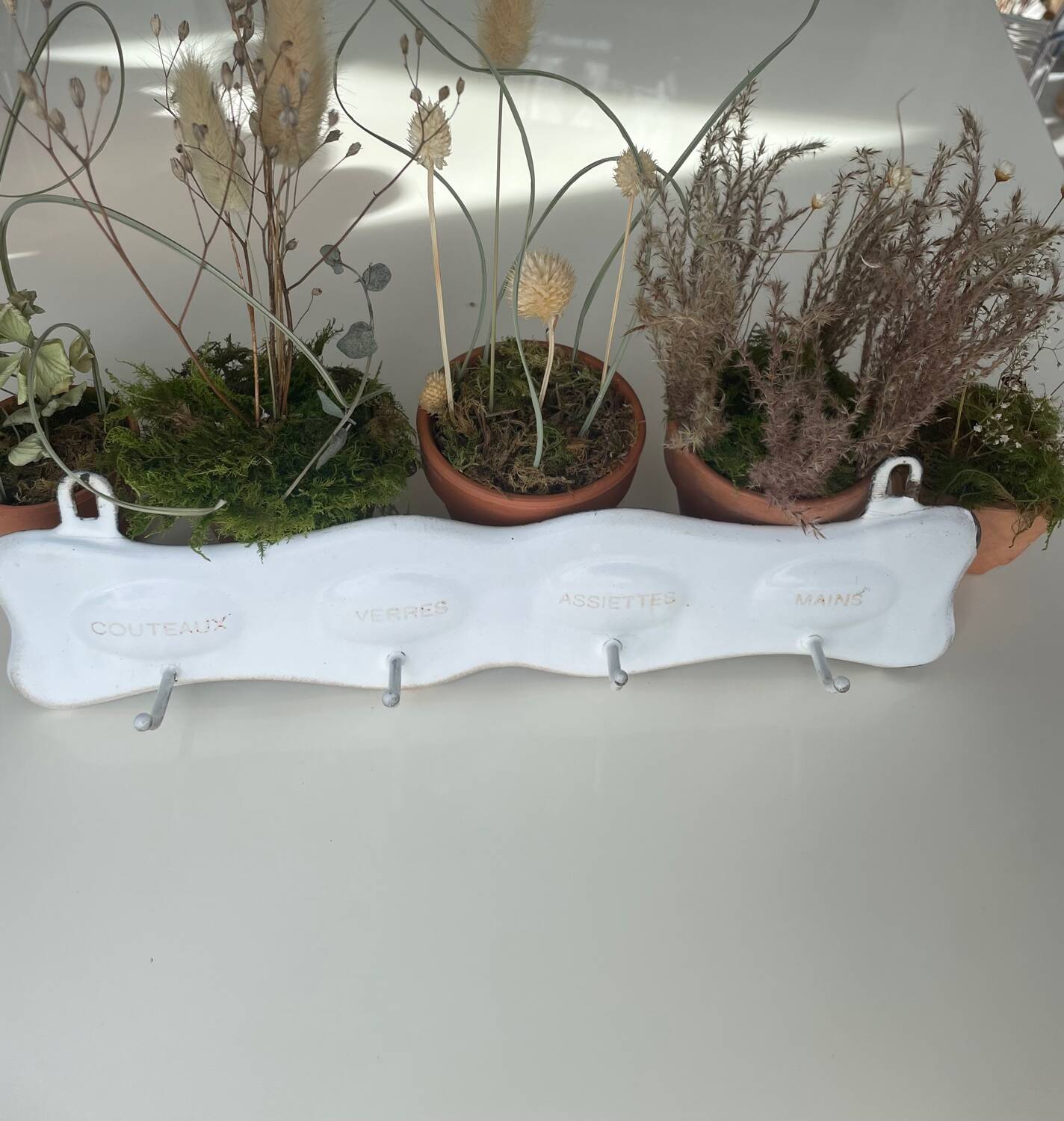 Enamelled sheet metal with inscriptions and hooks