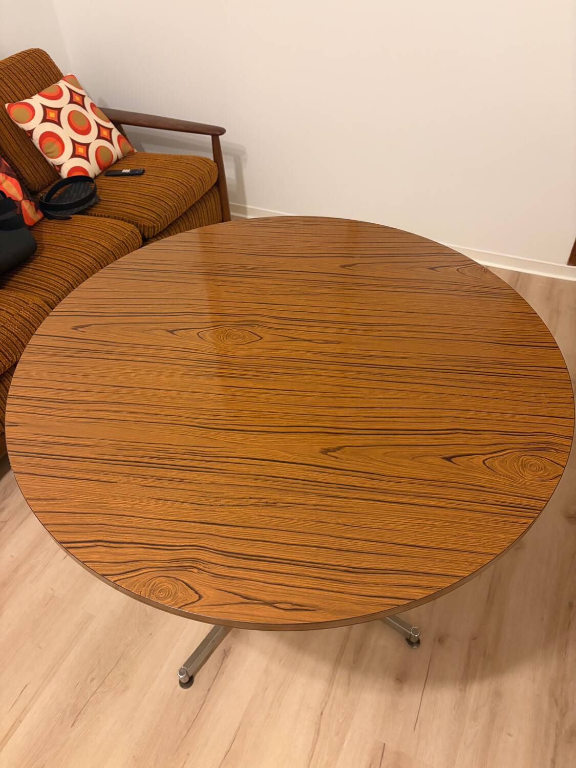 Table à manger ronde en Formica/acier 100 cm Space age année 80