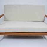 Canapé deux places beige de style scandinave
