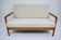 Canapé deux places beige de style scandinave