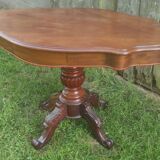 Pedestal table