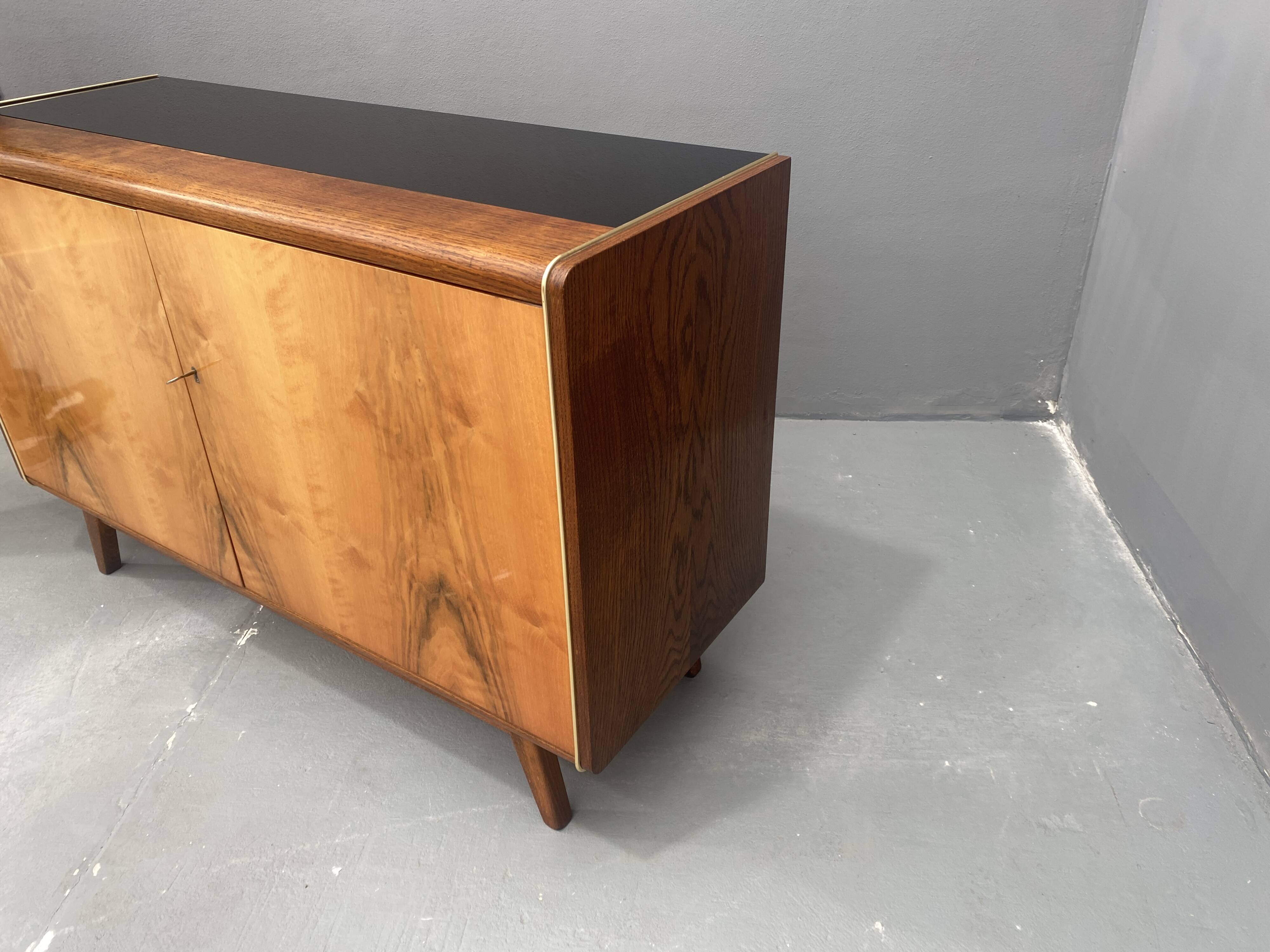 Buffet Jitona en verre opaxite, années 1960