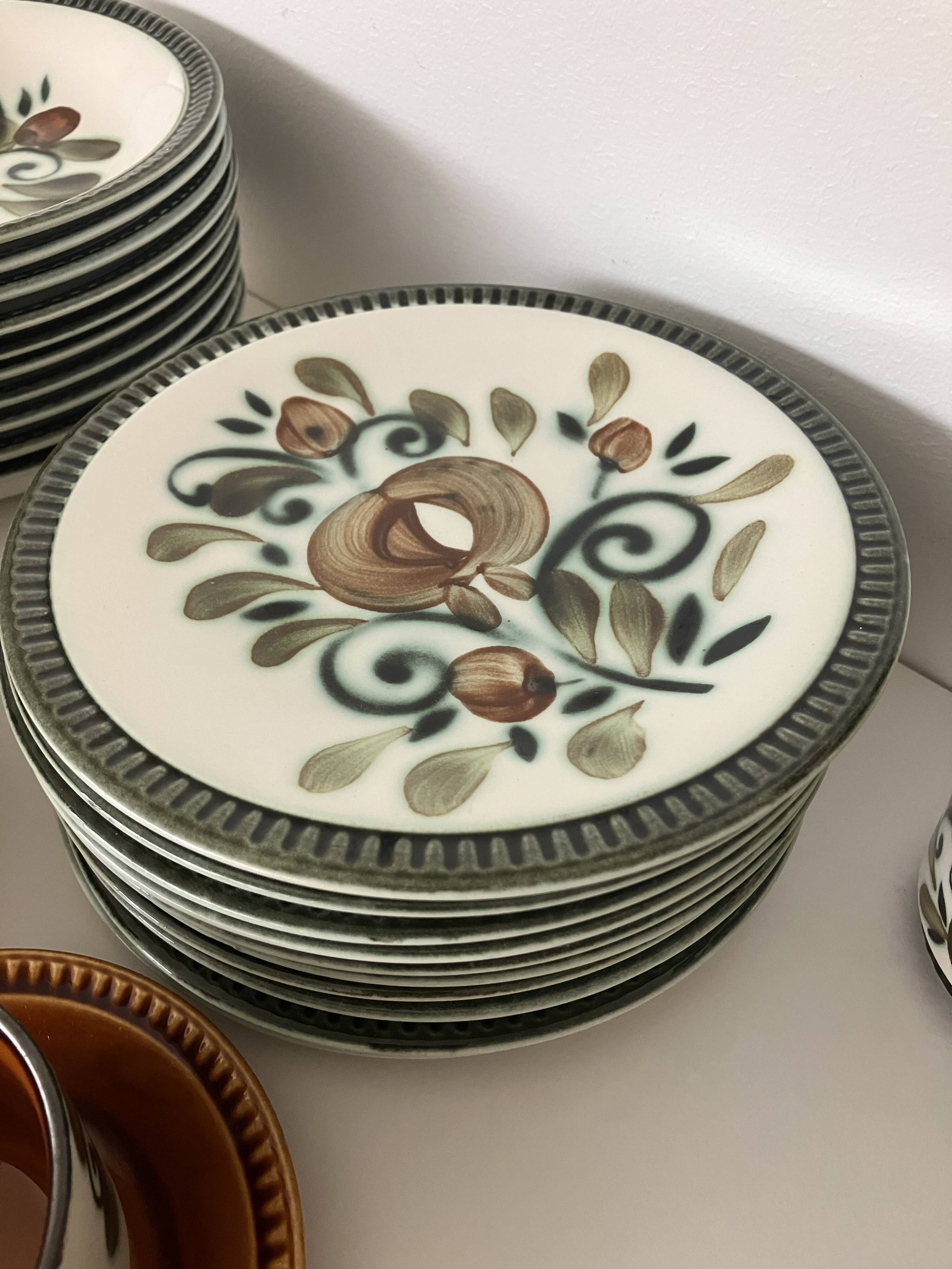 Tableware service plates and cups Argenteuil La Louvière Boch 1960