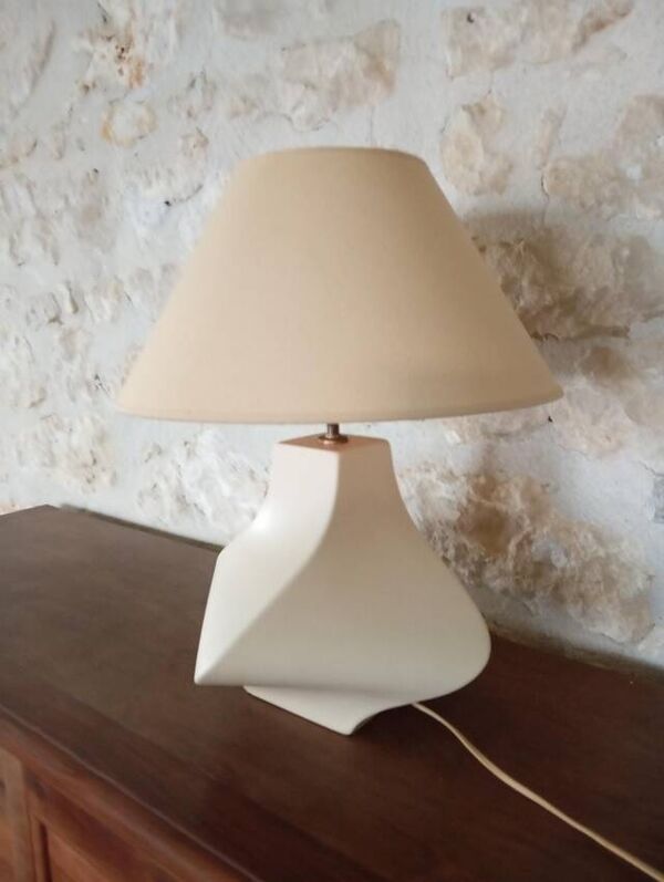 Lampe sculpturale ''Torsade'' en céramique mate – Édition KOSTKA