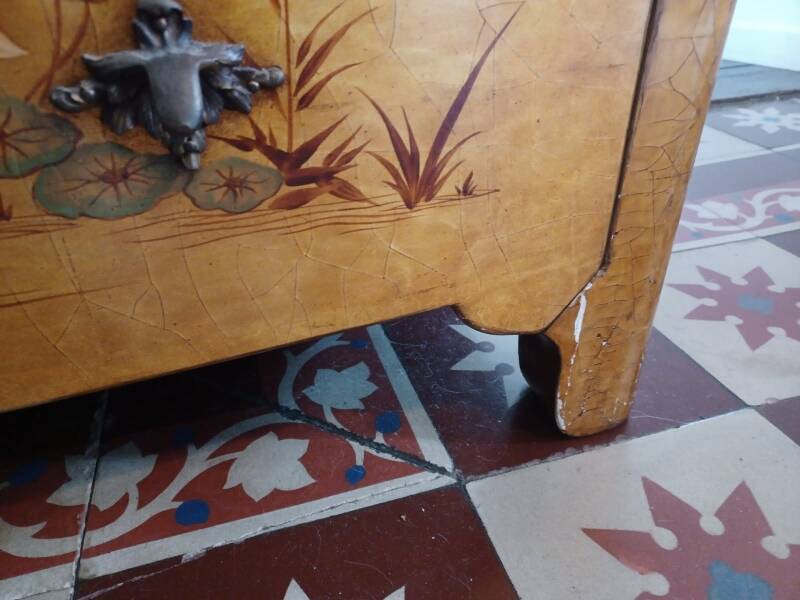Gilded wooden chest of drawers with Asian decor and polished marble