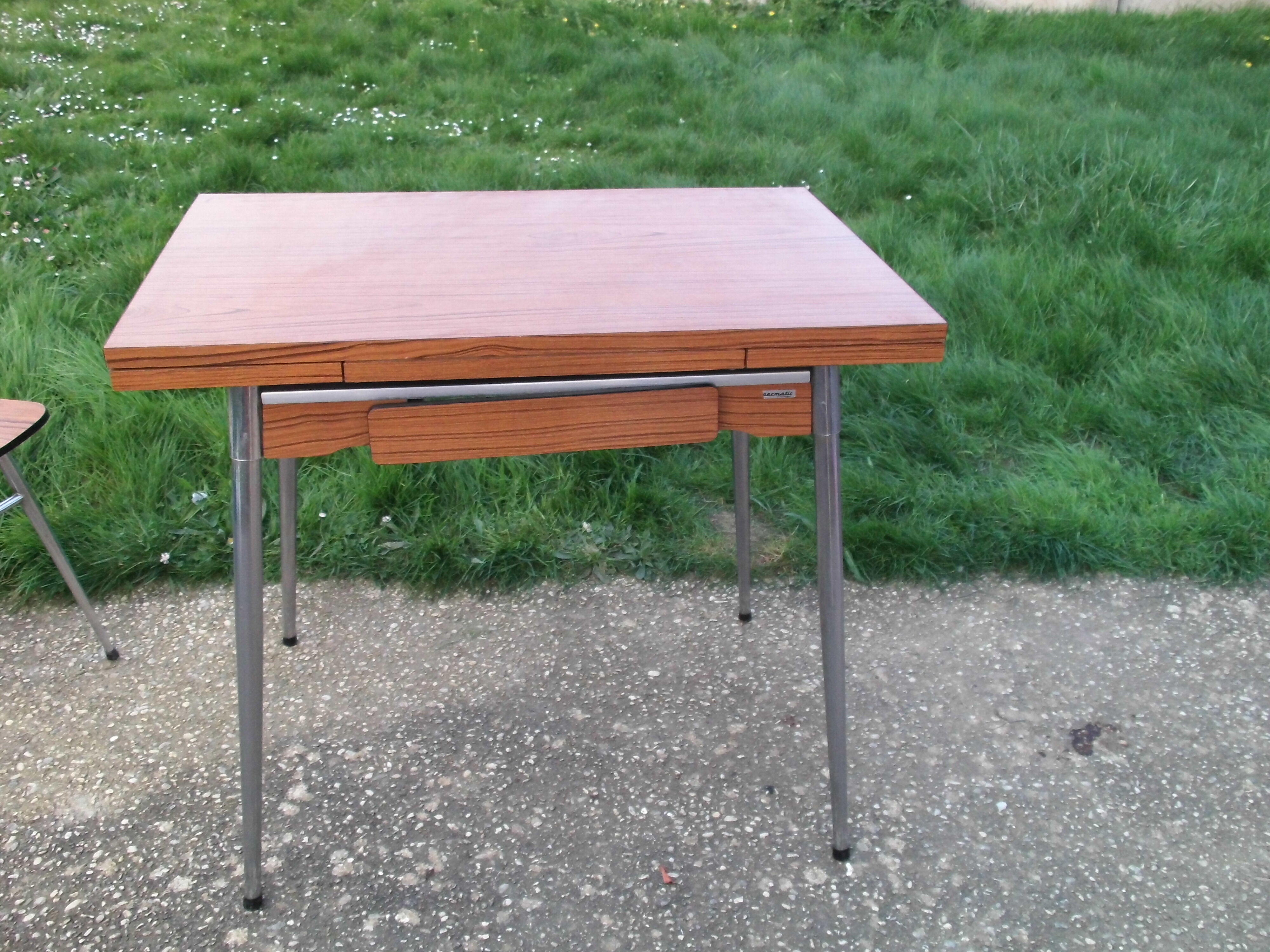 Table and its 2 chairs in brown formica Supermatic