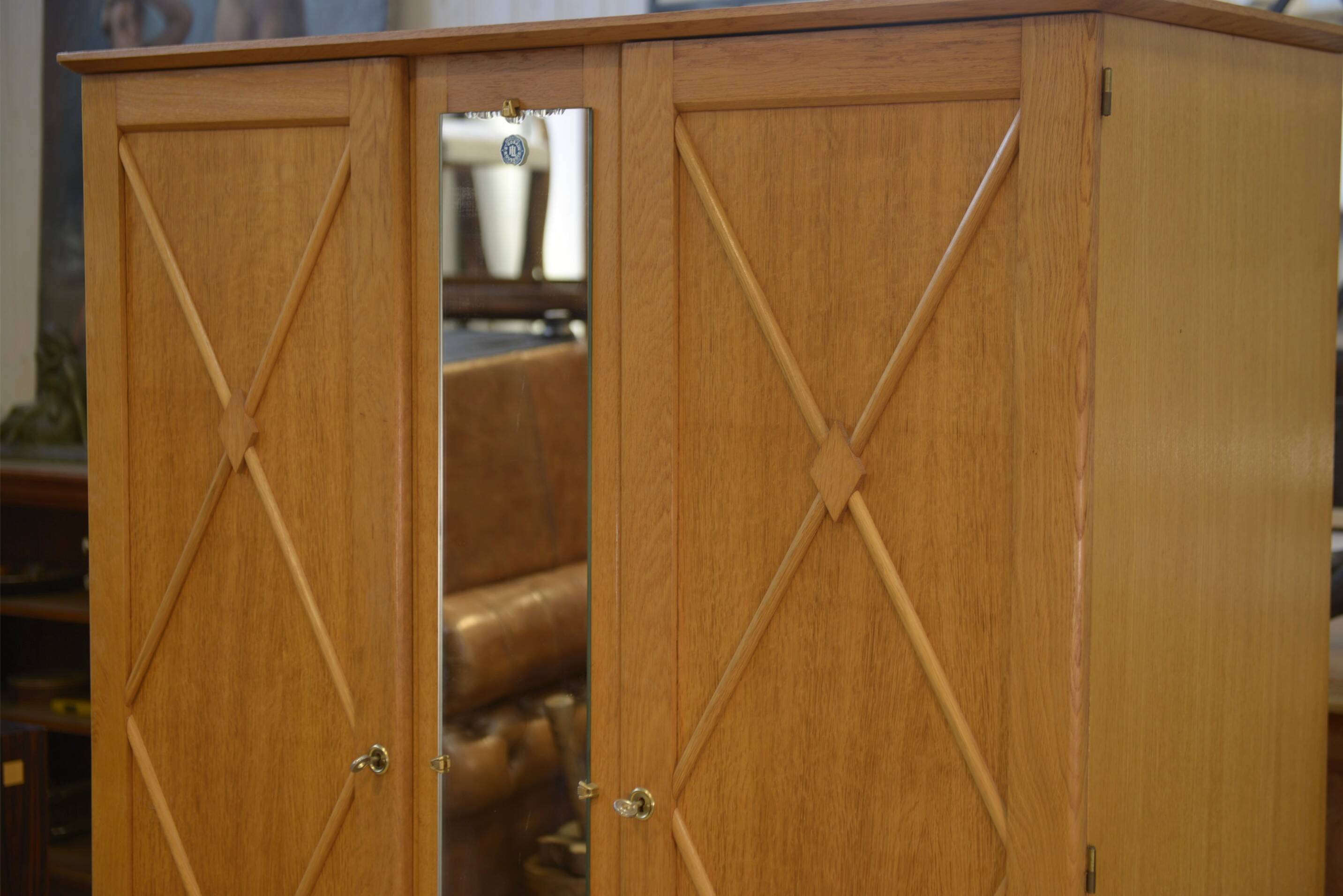 Armoire en chêne glace Saint-Gobain 1960’s