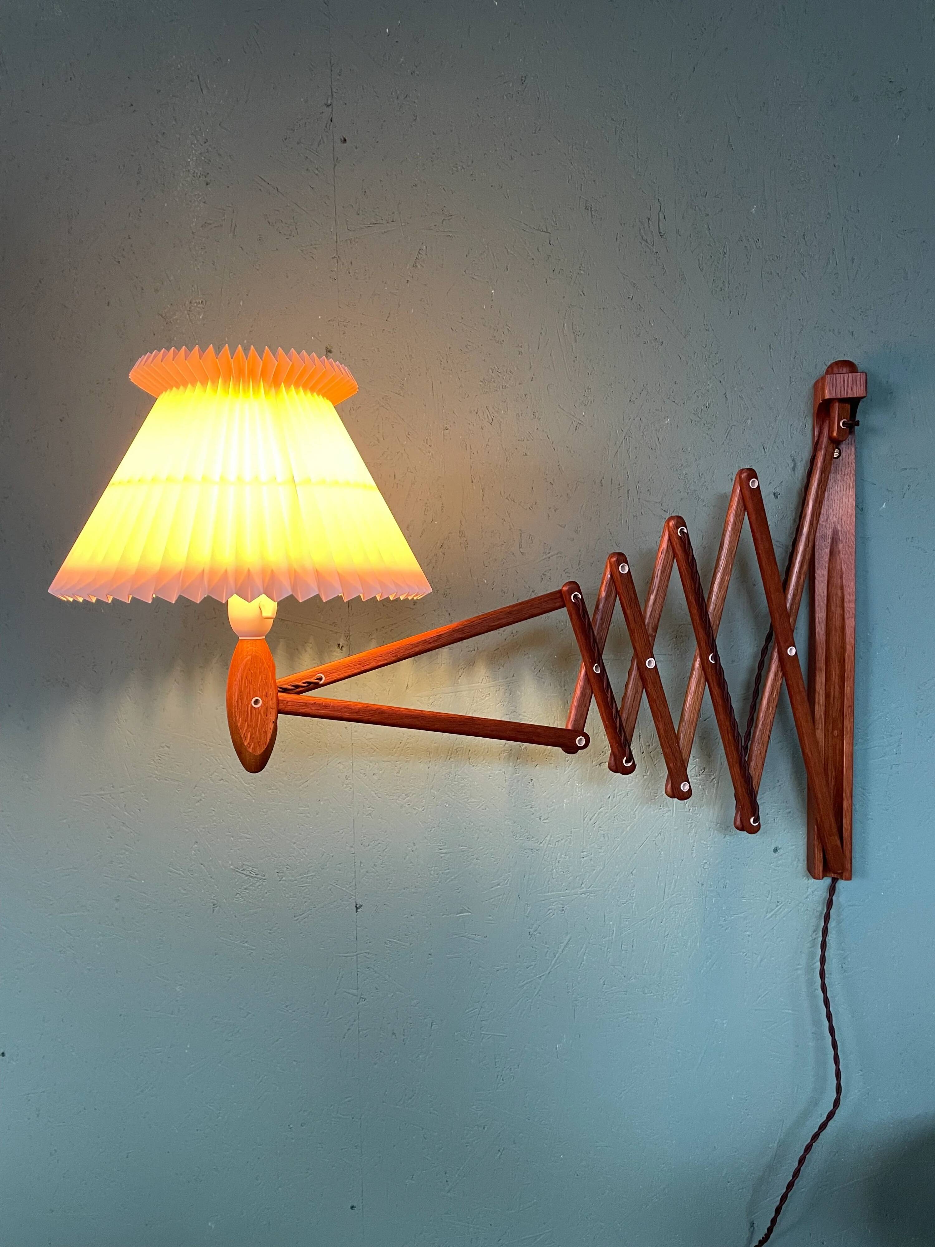 Vintage Le Klint scissor lamp in oak from the 1960s