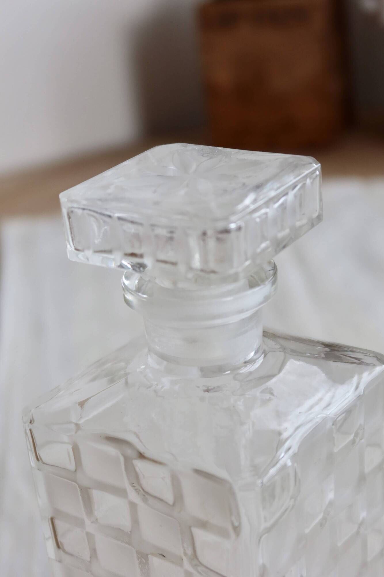 Vintage whisky carafe in transparent and frosted glass - Checkered pattern