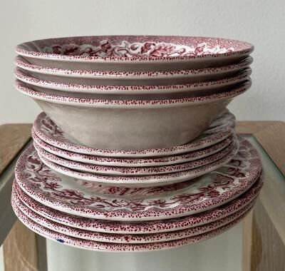 Set plates, cups and cups white and pink, english dishes