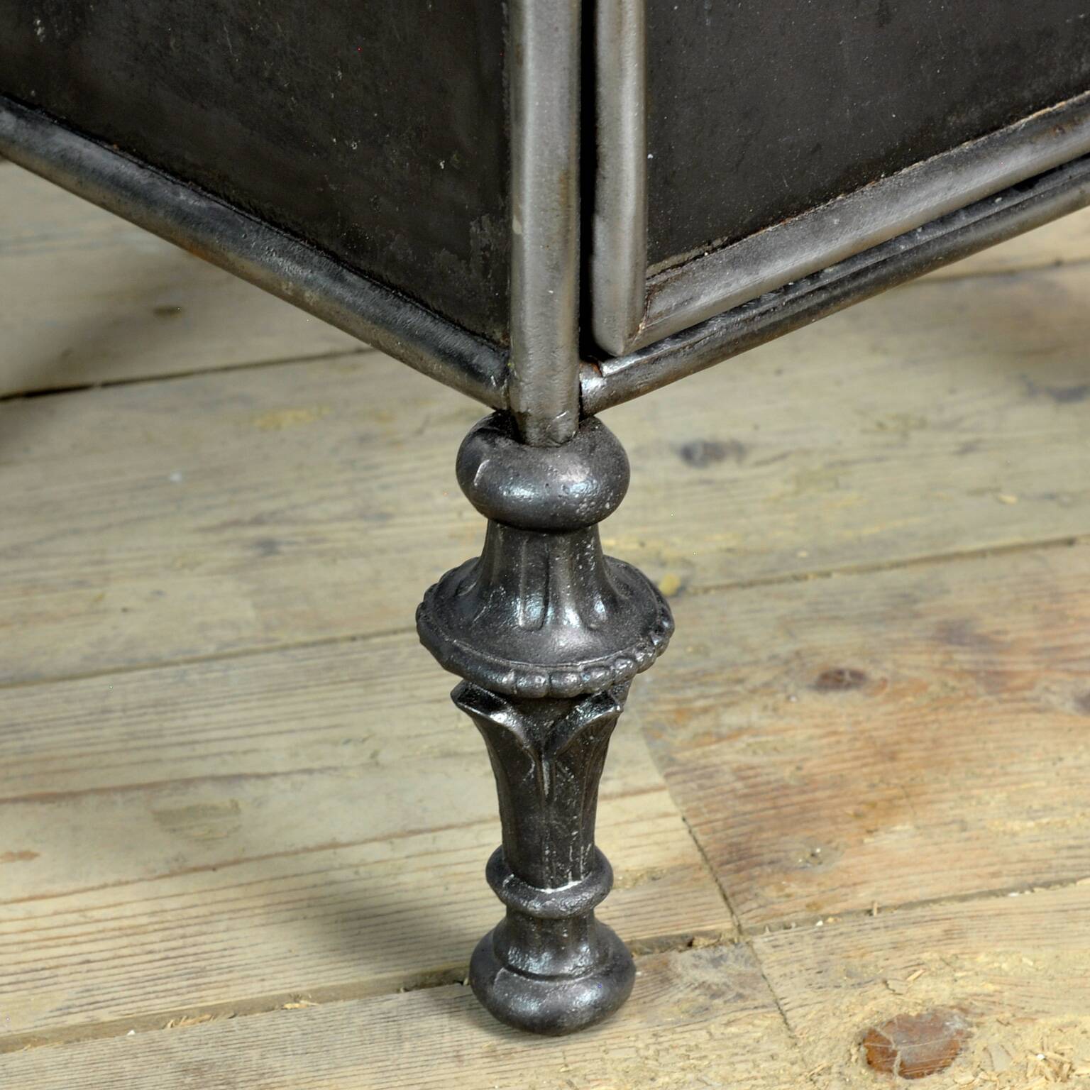 Table de chevet en fer, années 1910