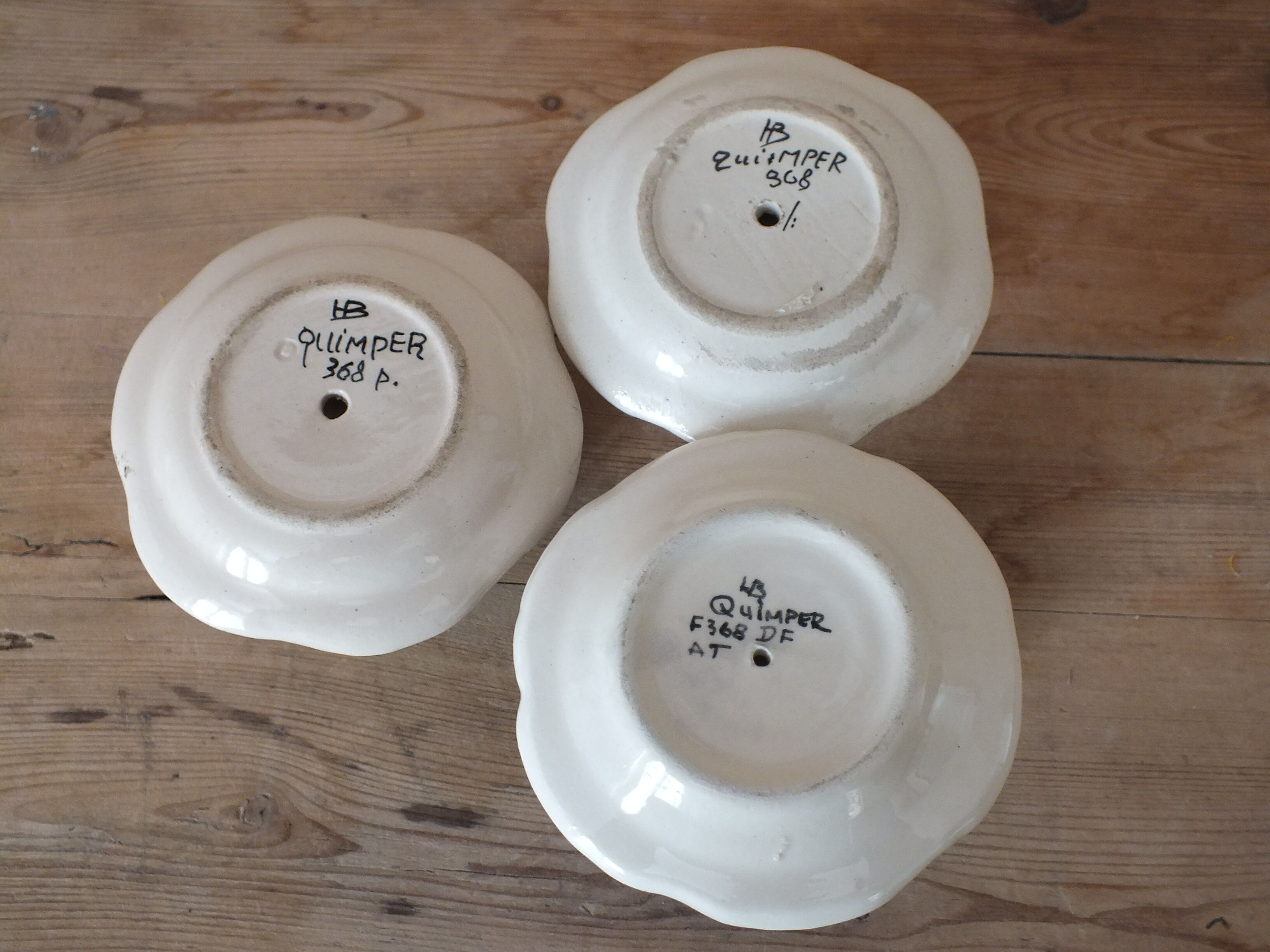 Set of 3 cockroaches on pedestal HB Quimper