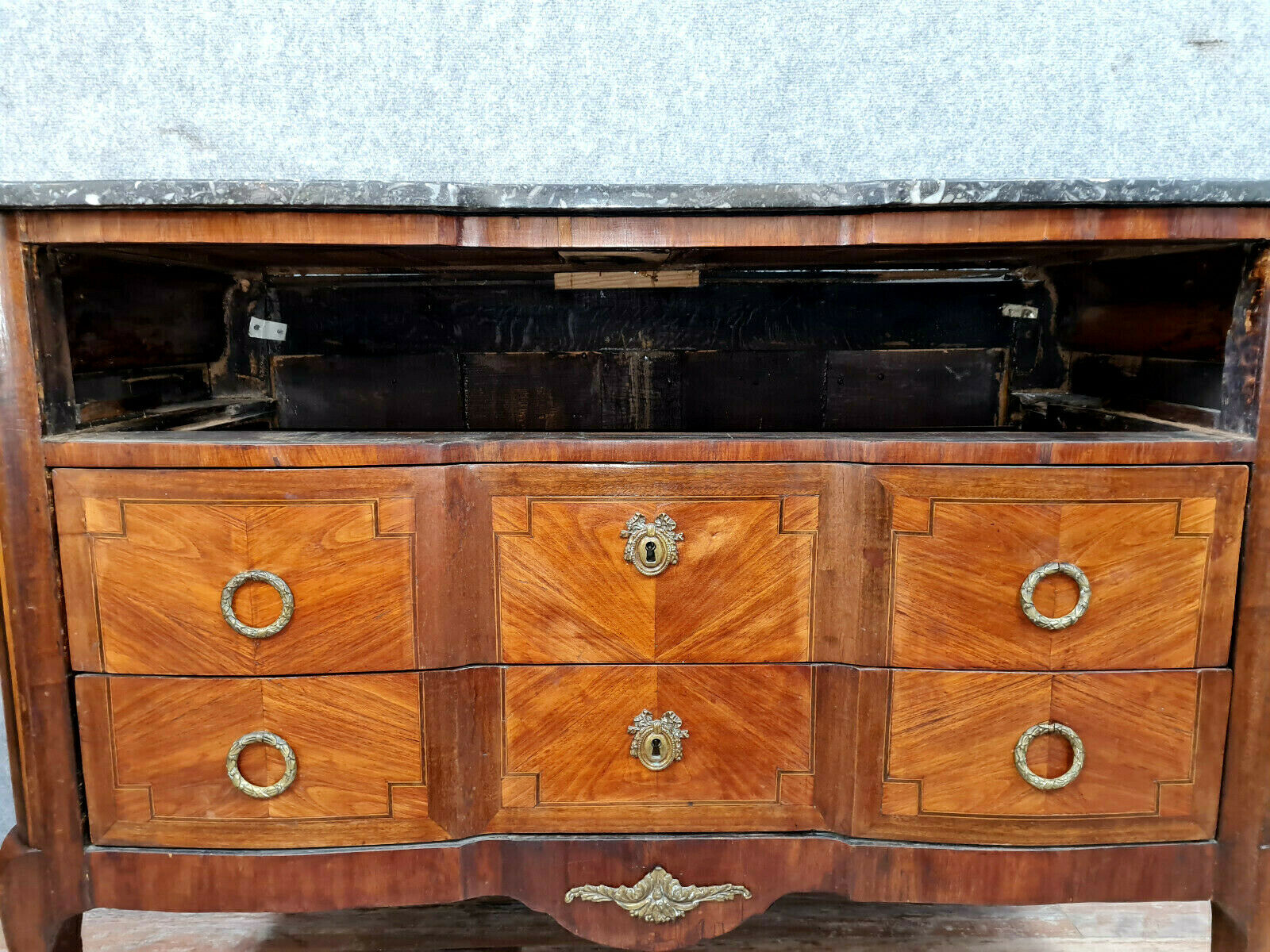Dresser period Transition to double jump in noble wood marquetry around 1750