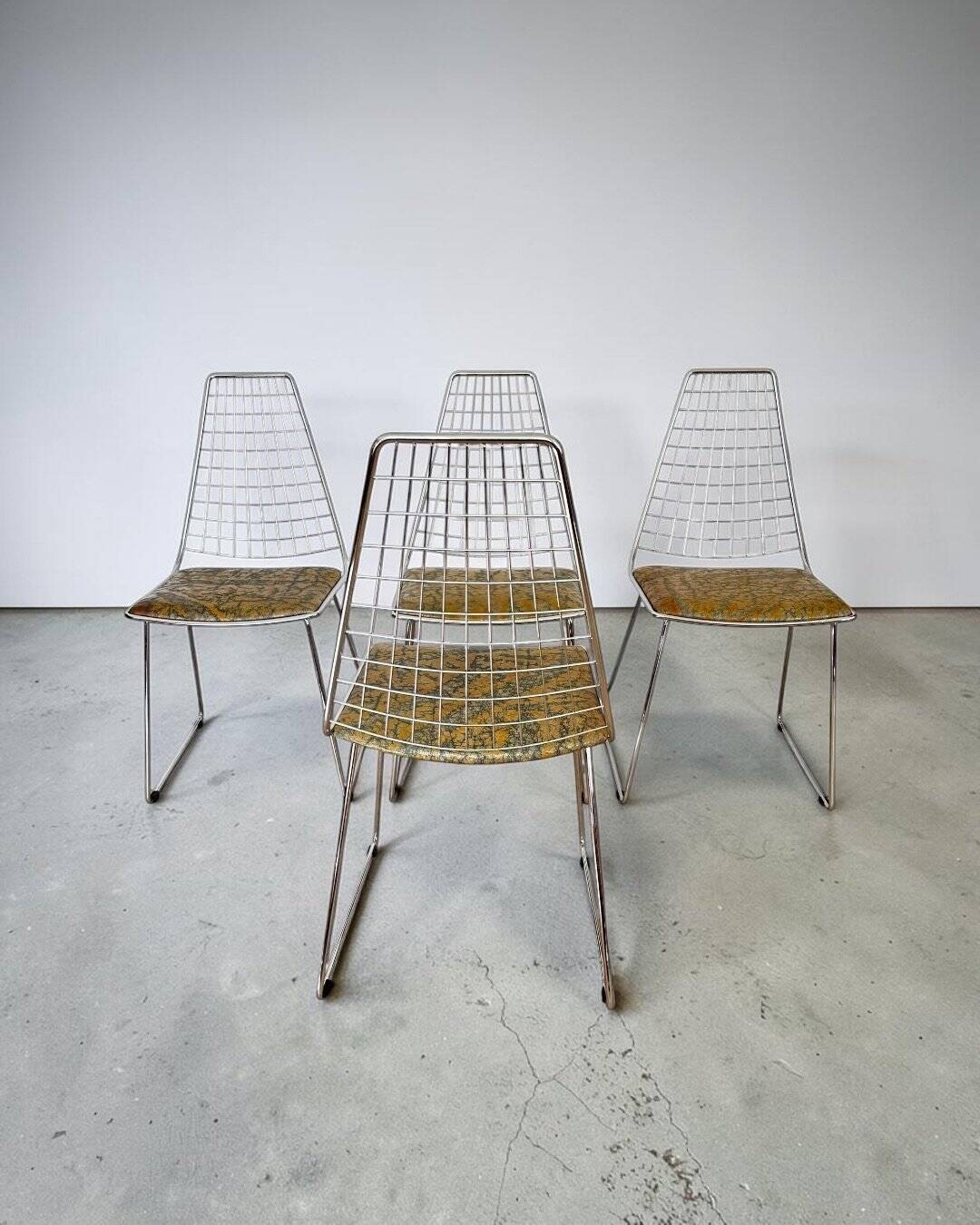 Set de 4 chaises design en cuir décoré à main et acier, années 1970