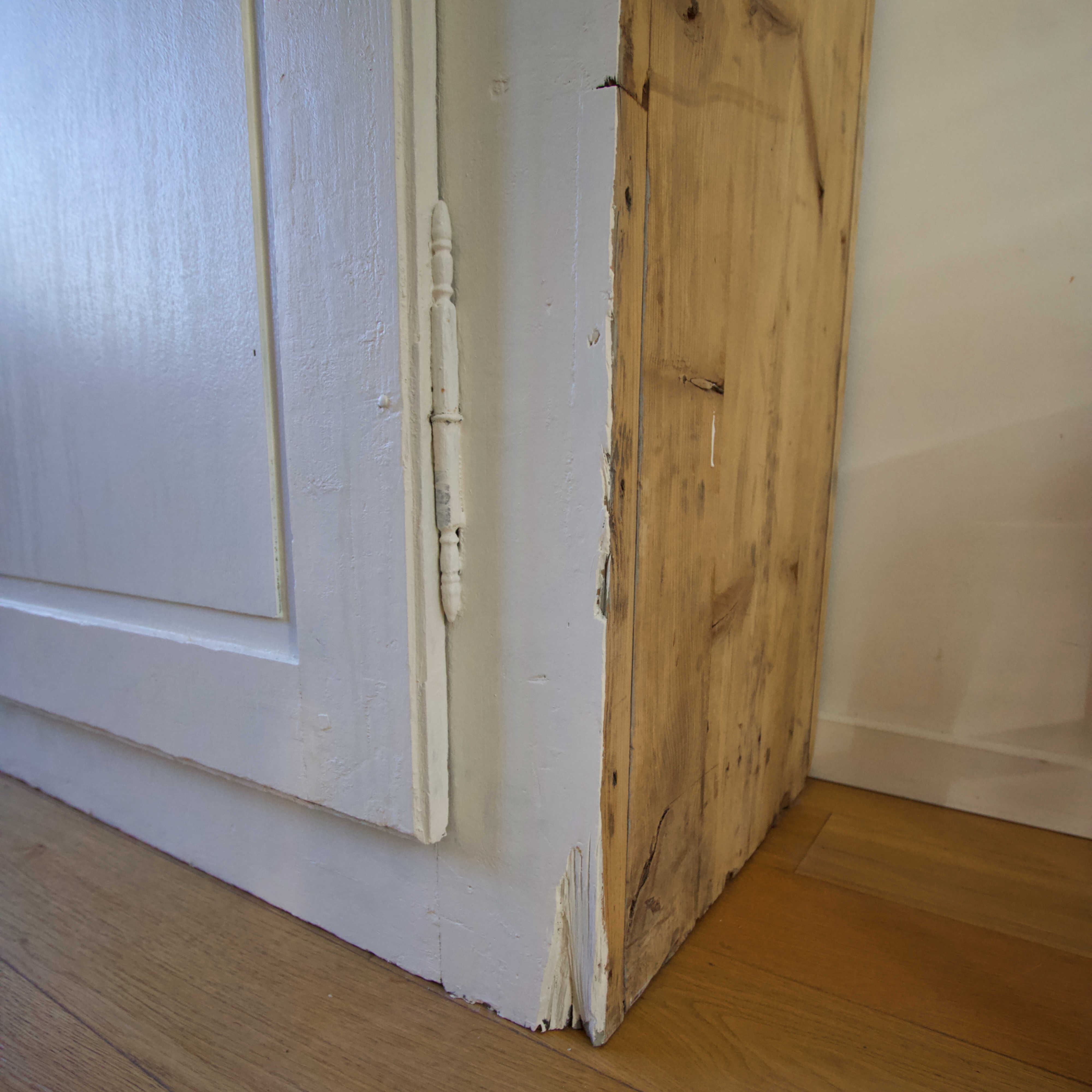 White and wood bonnet