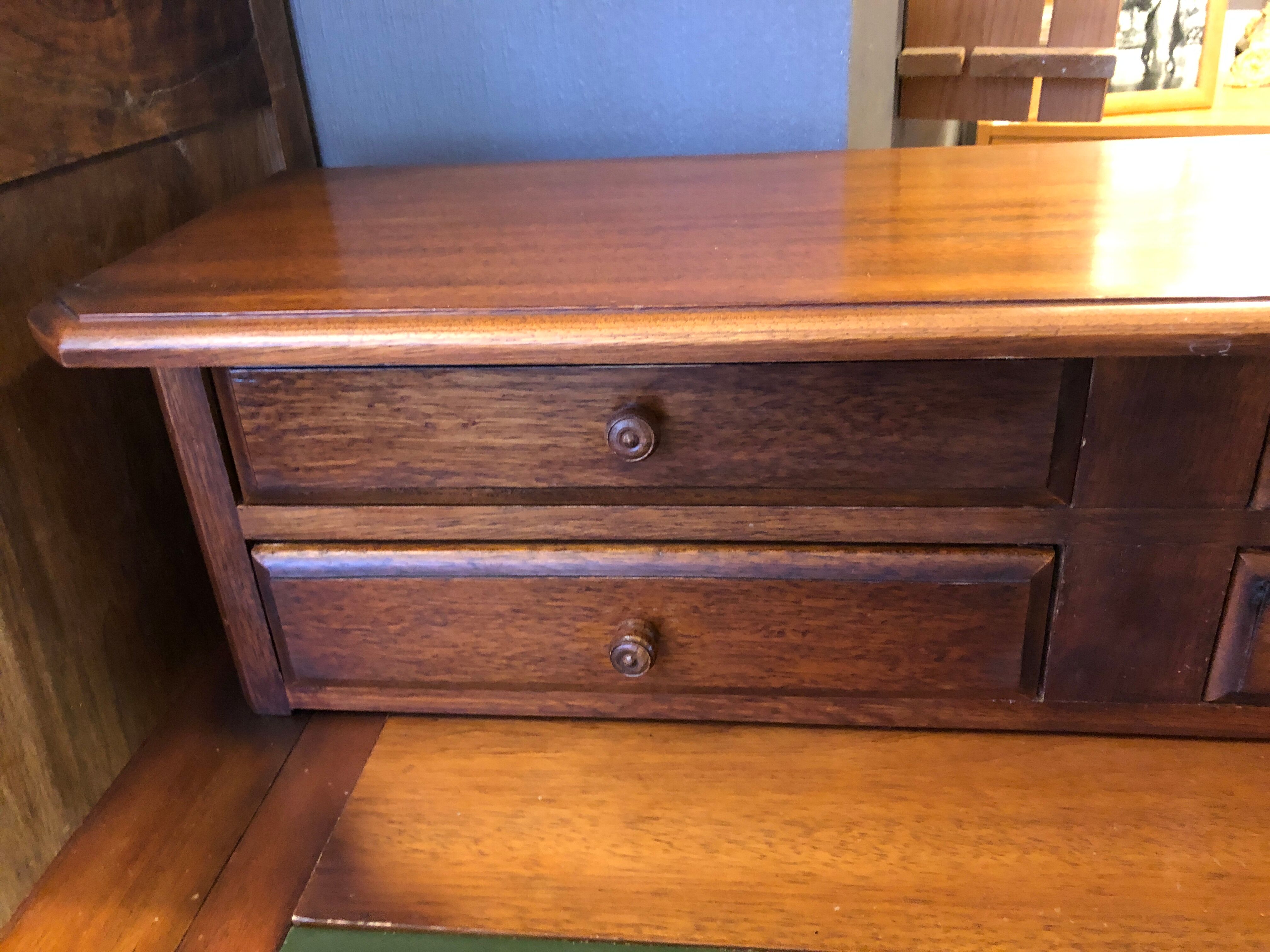 Louis Philippe office with financial