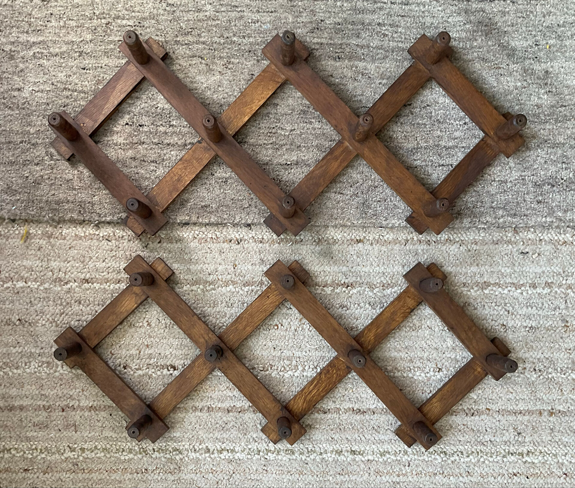 Pair of accordion coat hooks in oak from the 60s-70s.
