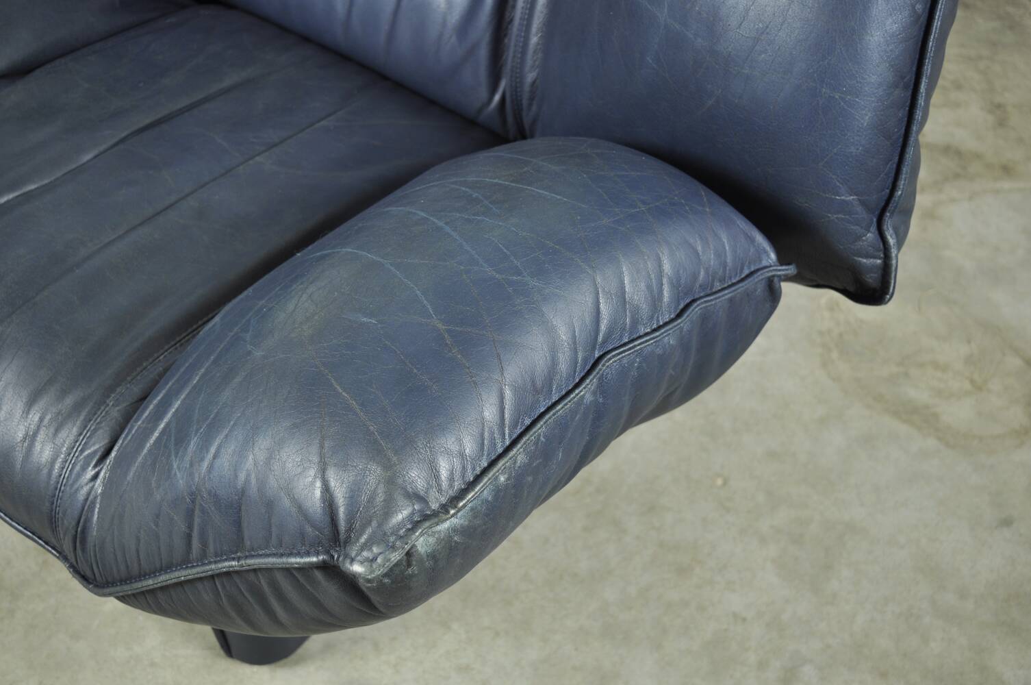 Leolux / vintage "tango" armchair in blue leather / jan armgardt / 1980s netherlands