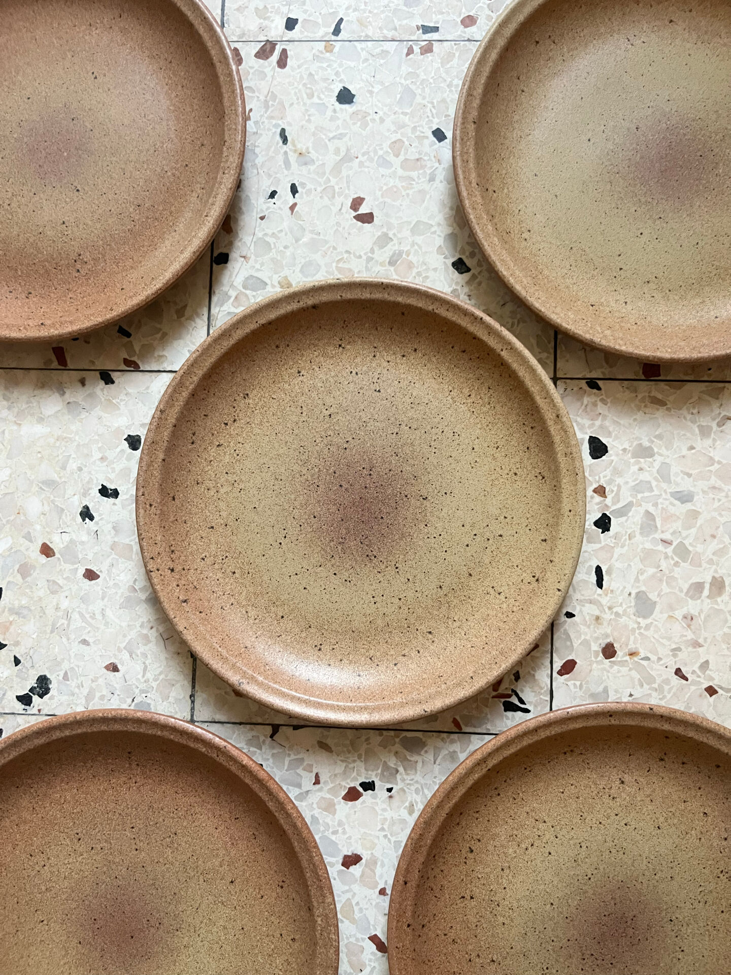 5 flat plates in stoneware