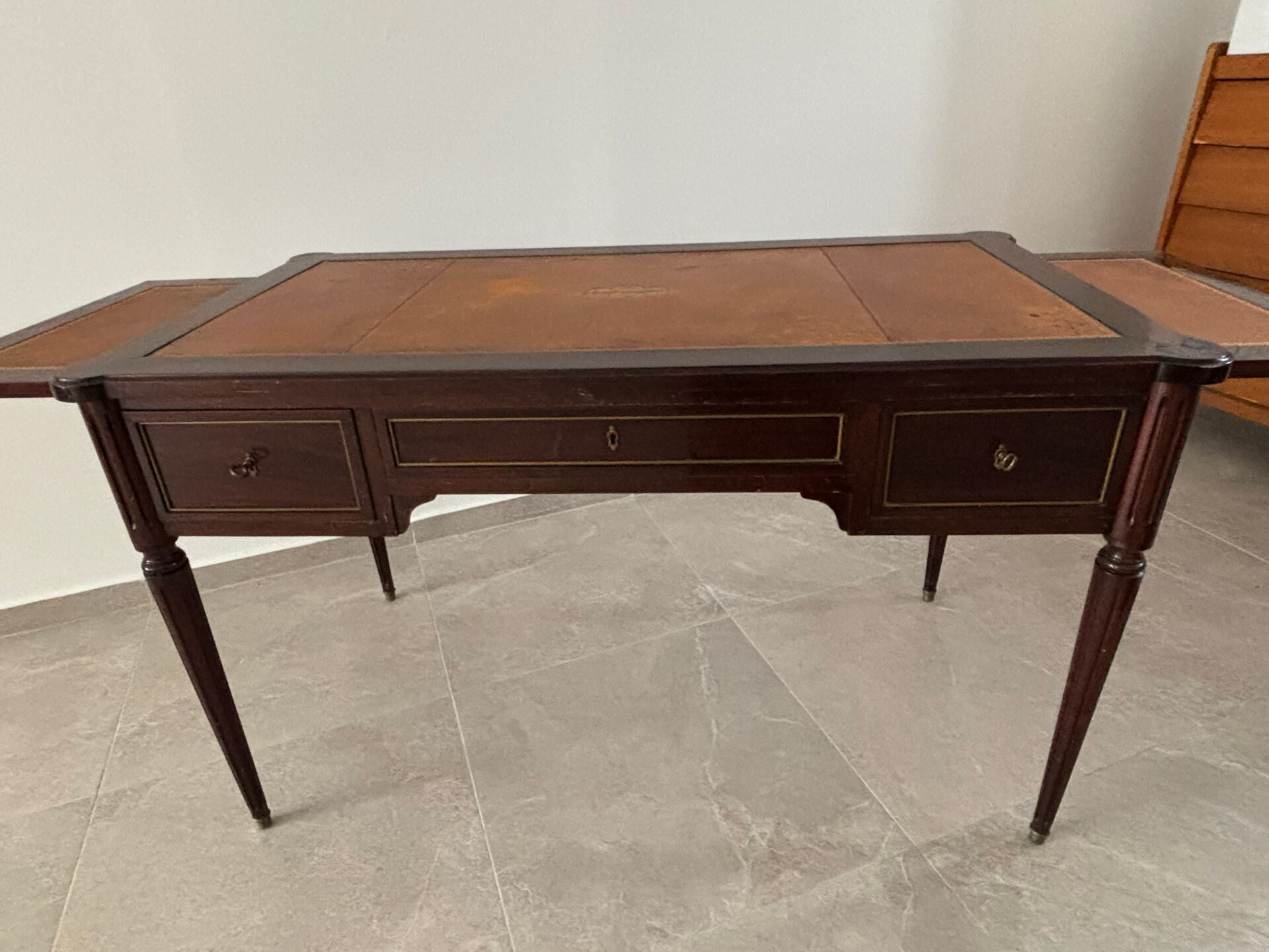 Bureau style Empire en acajou et cuir doré
