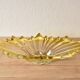 Corbeille vintage en verre moulé et teint en jaune
