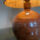 Lampe boule en grès vintage et abat jour corde