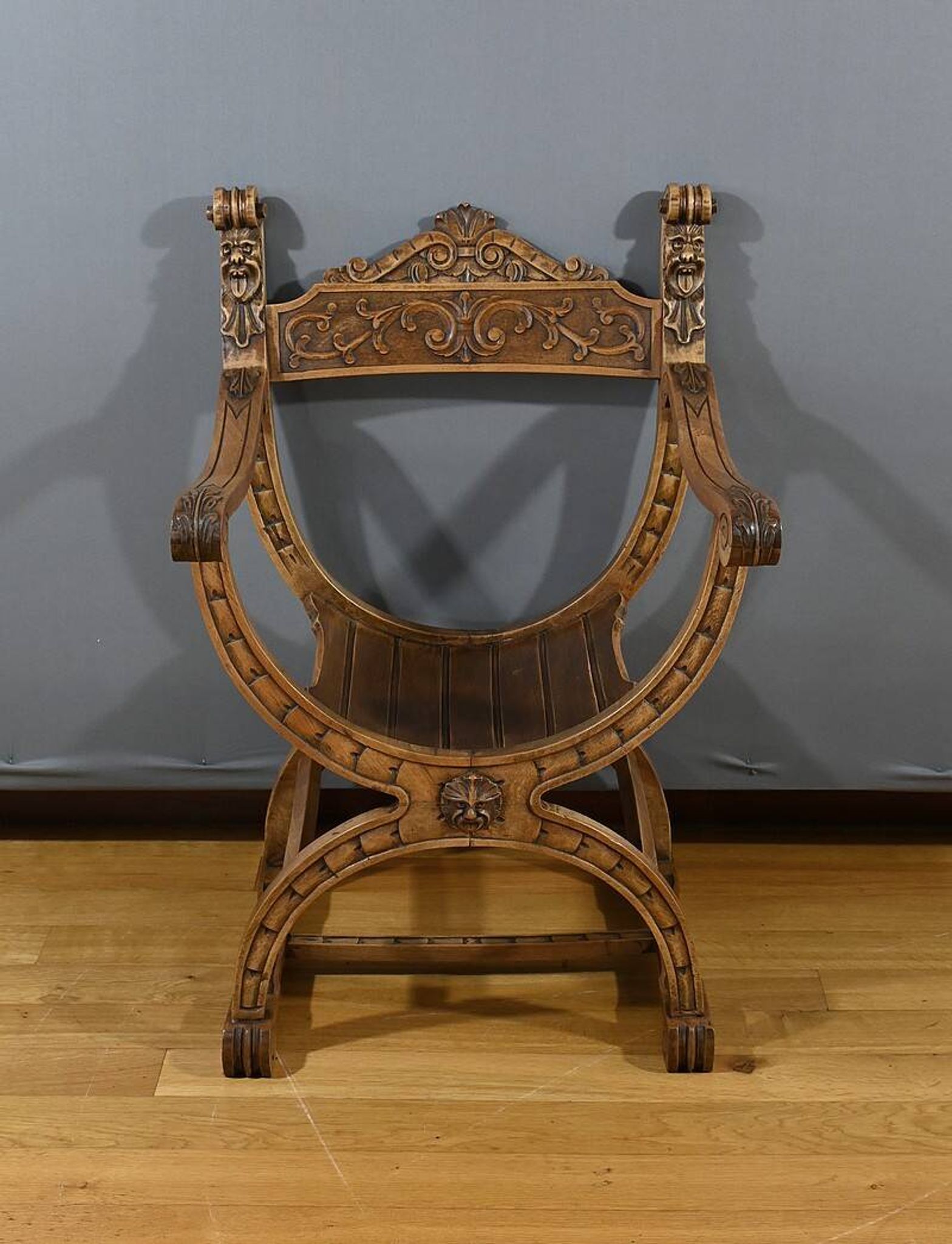 Fauteuil Dagobert en Noyer, style Médiéval – Fin XIXe