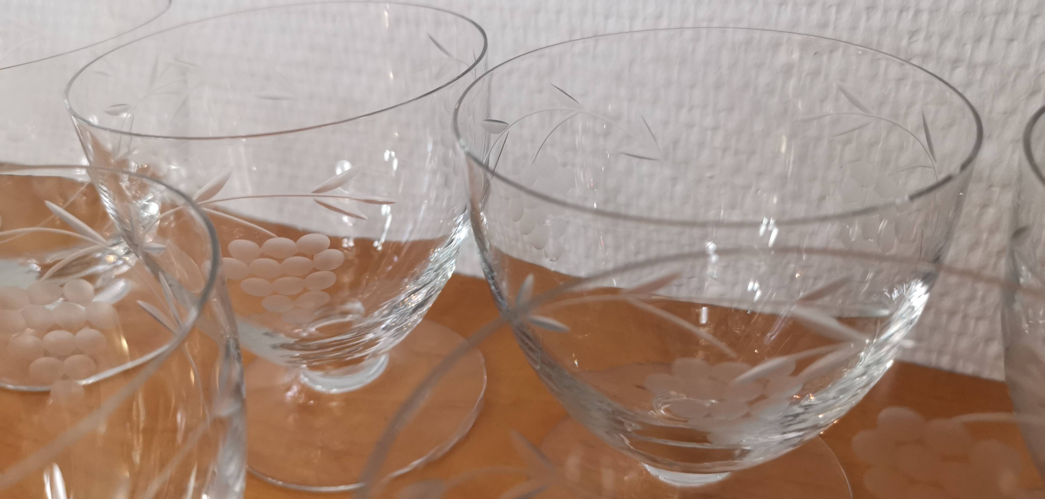 Set de 8 anciens verres sur pied décor ciselé