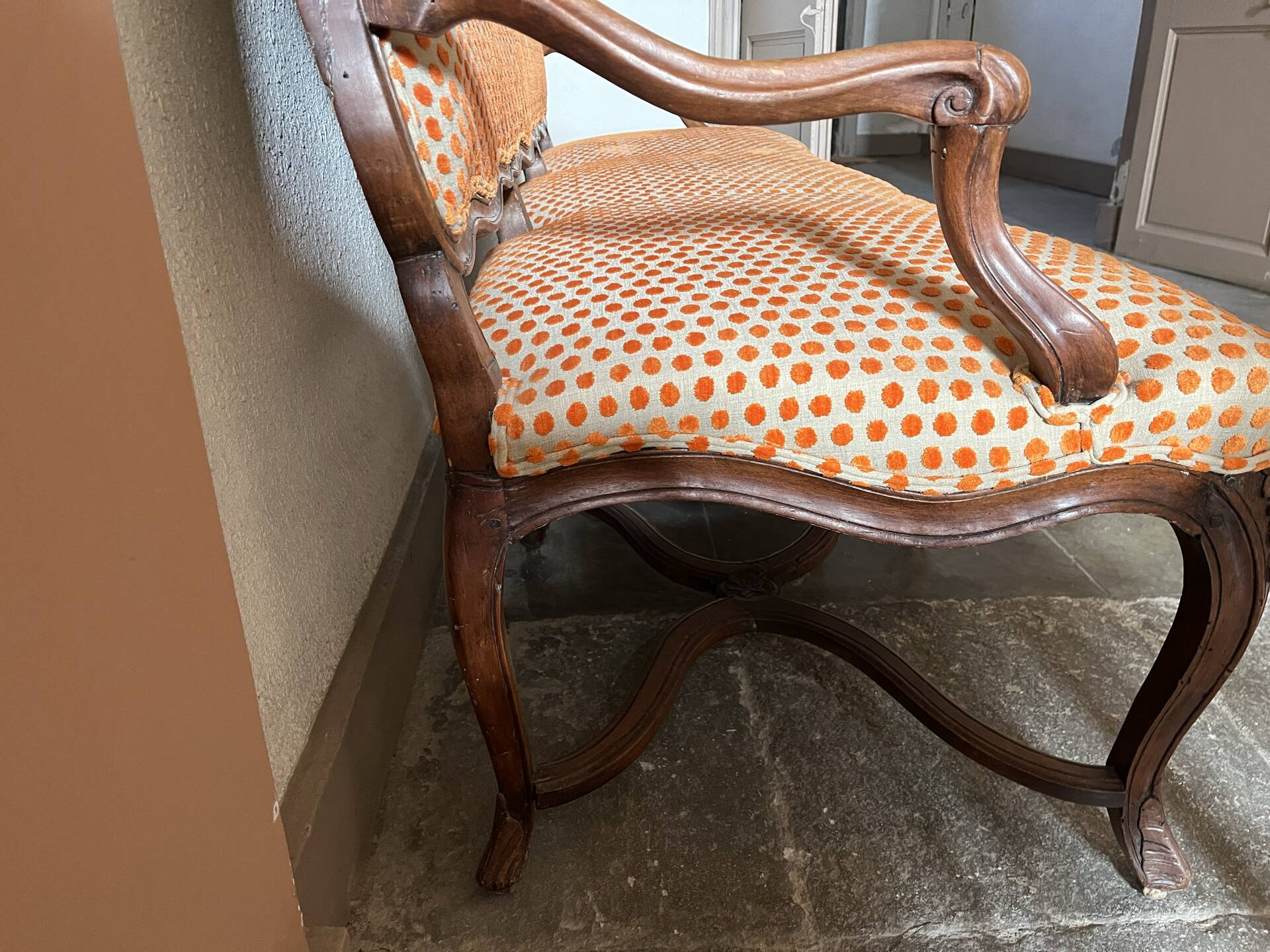 Louis XV style canapé from the late 19th century with a stretcher.