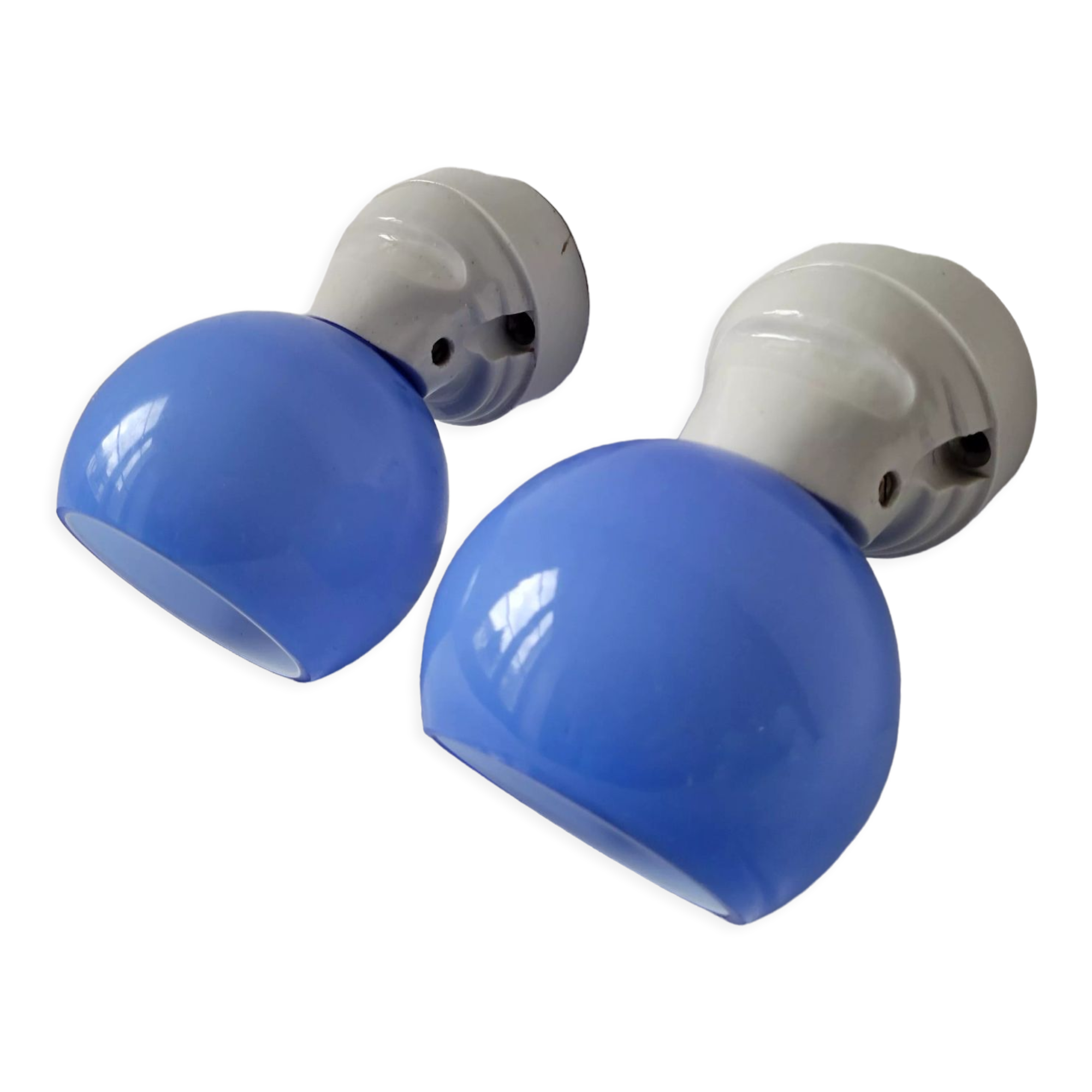 Duo of wall lamps in porcelain and blue opaline