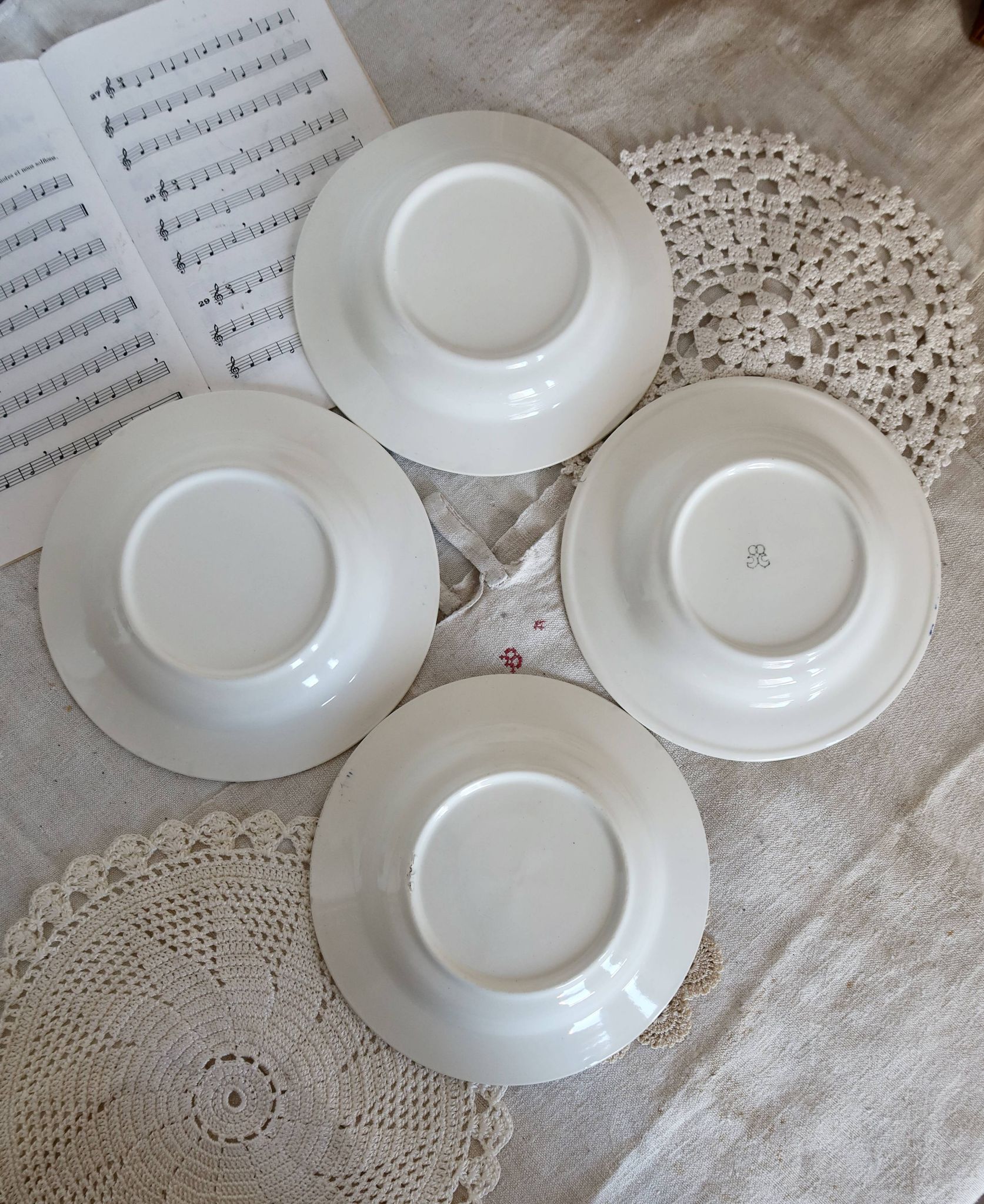 4 mismatched blue and white earthenware soup plates - Lot Margot