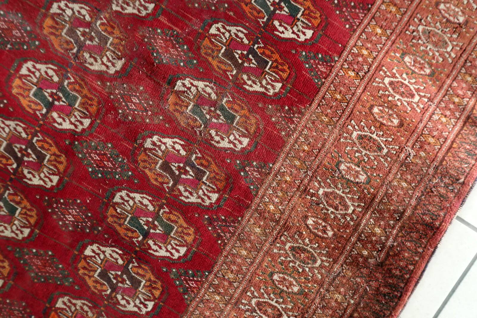 Authentic antique Turkmen Tekke rug 134cm x 183cm - Gul motifs (1C1197)