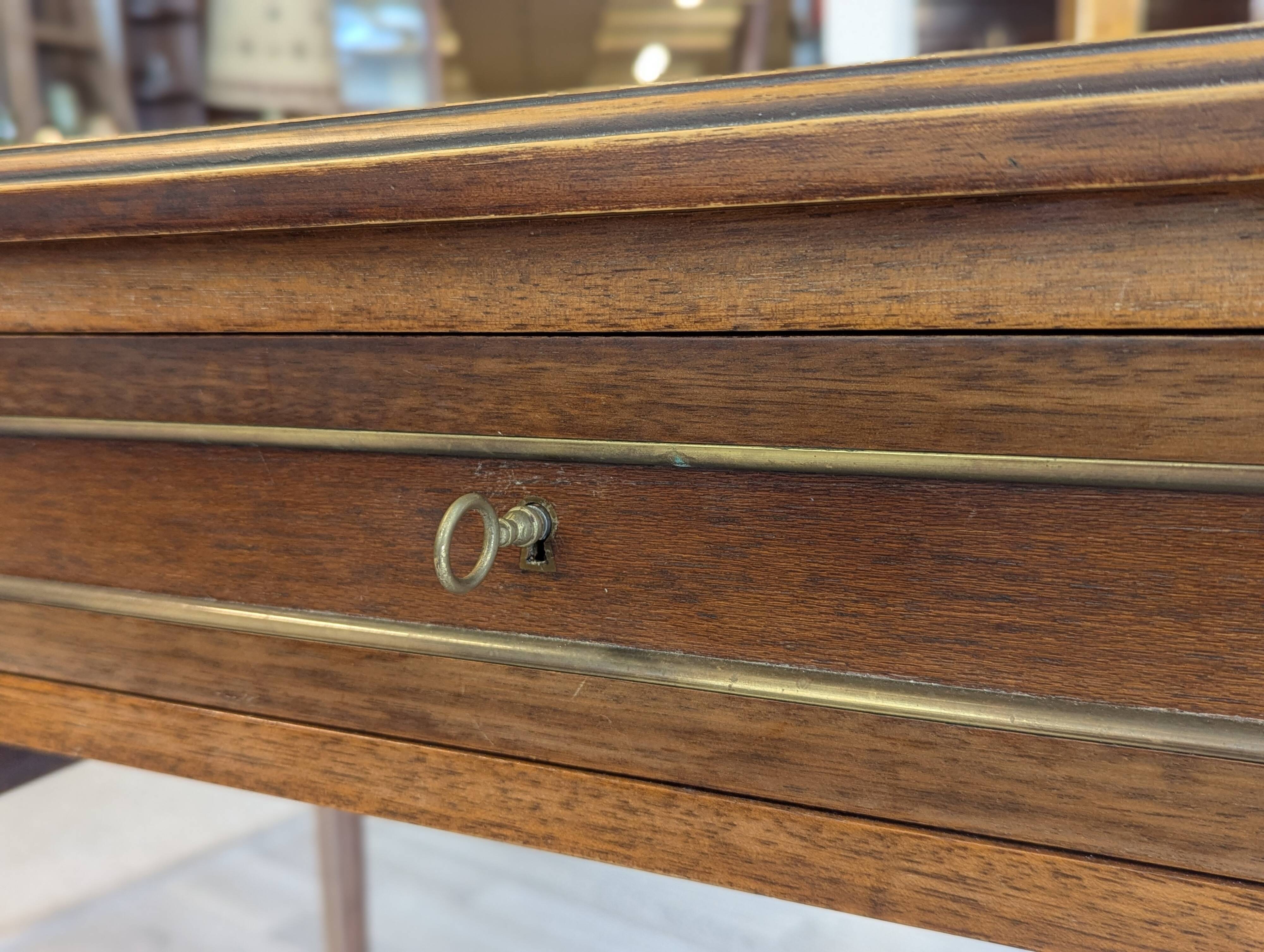 Bureau de style Louis XVI