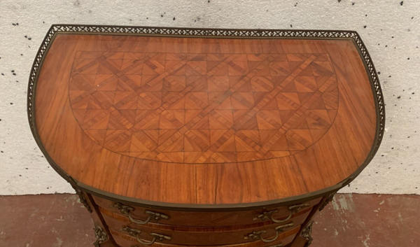 Commode demi lune de style Louis XV en marqueteriea fond de cubes XX siècle