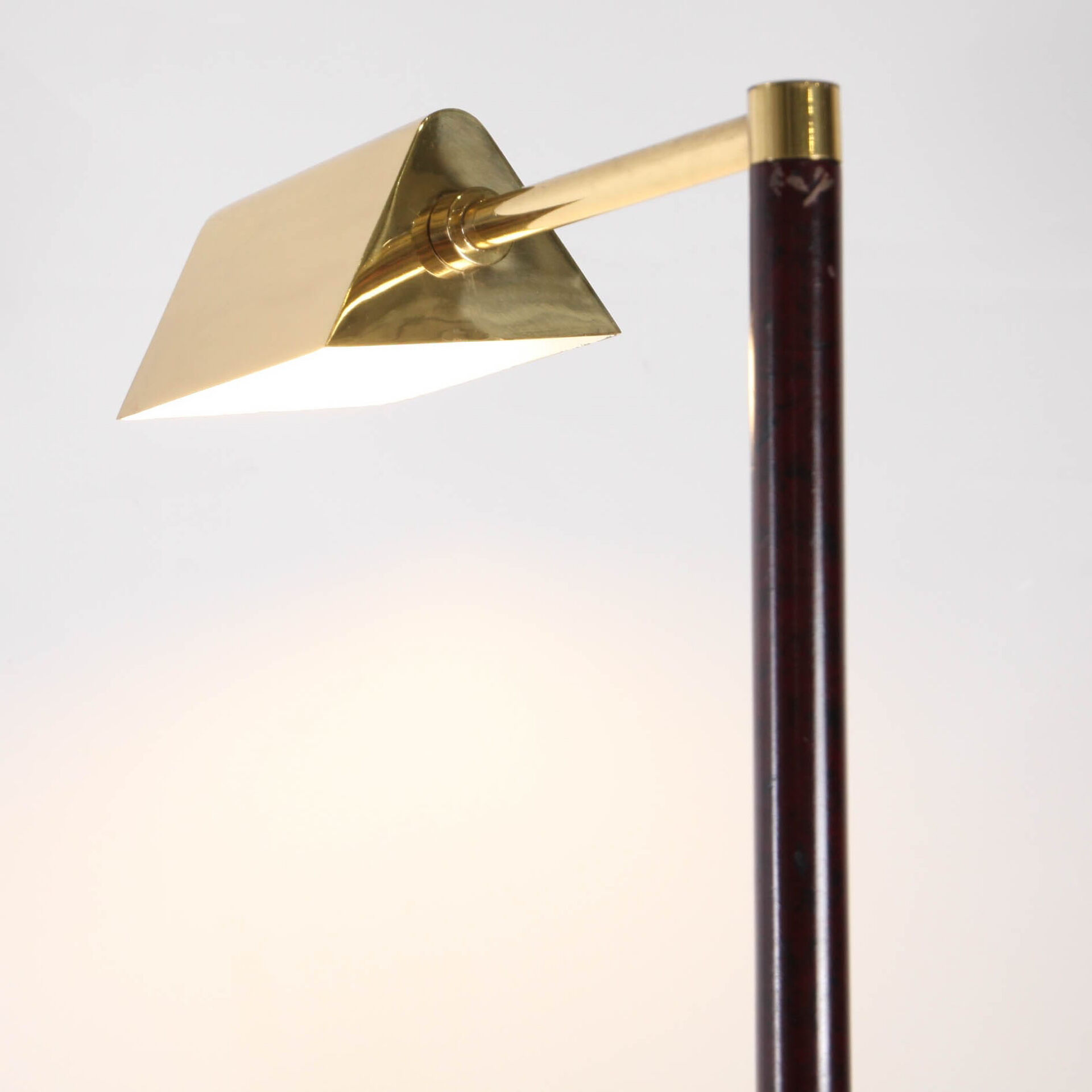 Lampadaire en laiton et bois