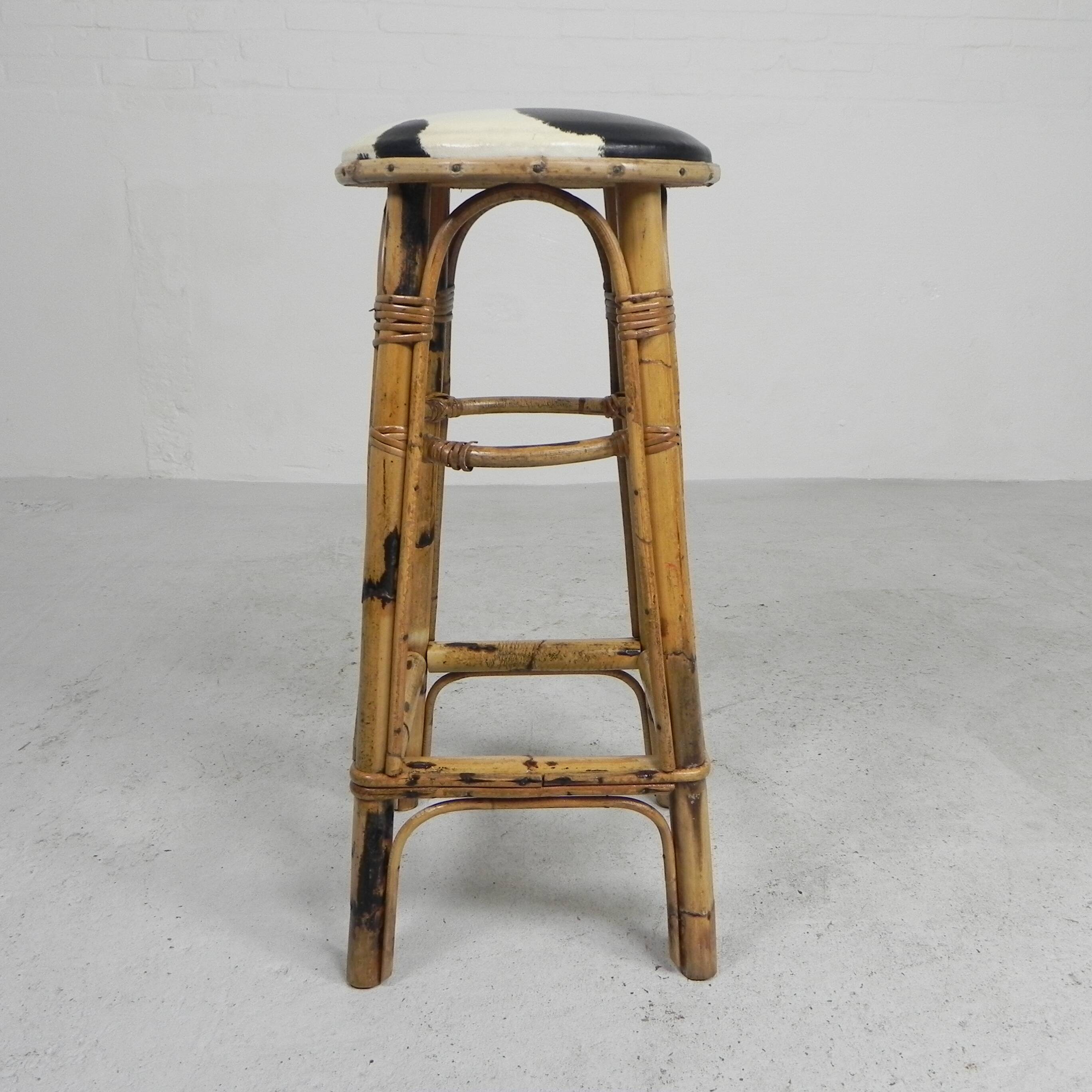Tabouret de bar en bambou avec assise en simili-cuir imprimé vache, années 1950