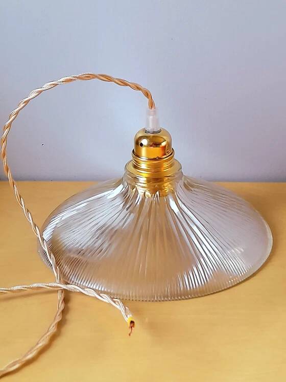 Holophane glass suspension