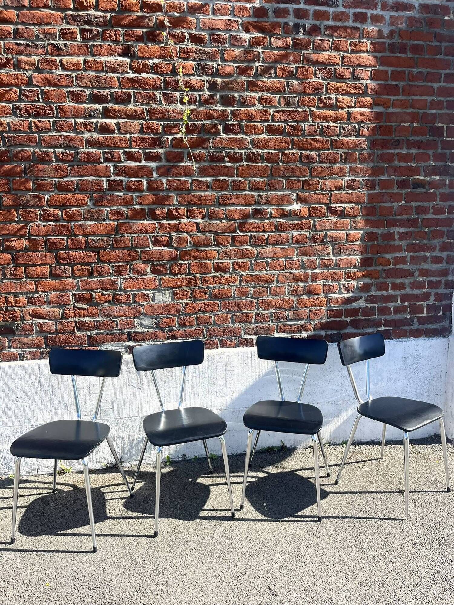 Lot 4 chaises vintage skaï noir et métal chromé