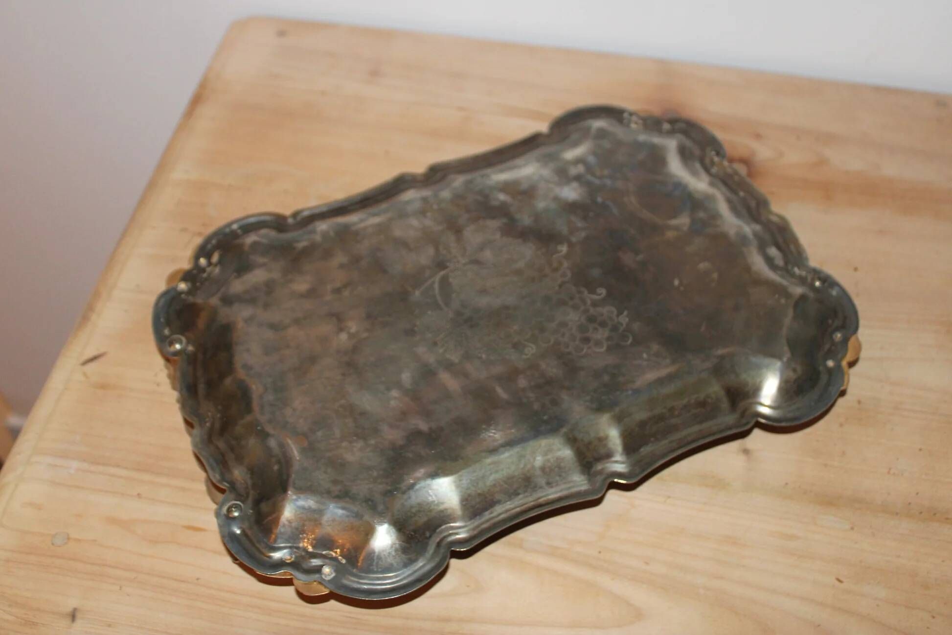 Vintage silver and gold metal serving tray – Grape cluster decoration – 36 cm