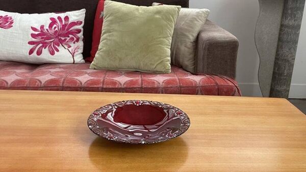 plat décoratif en émail de Limoges Français des années 1960