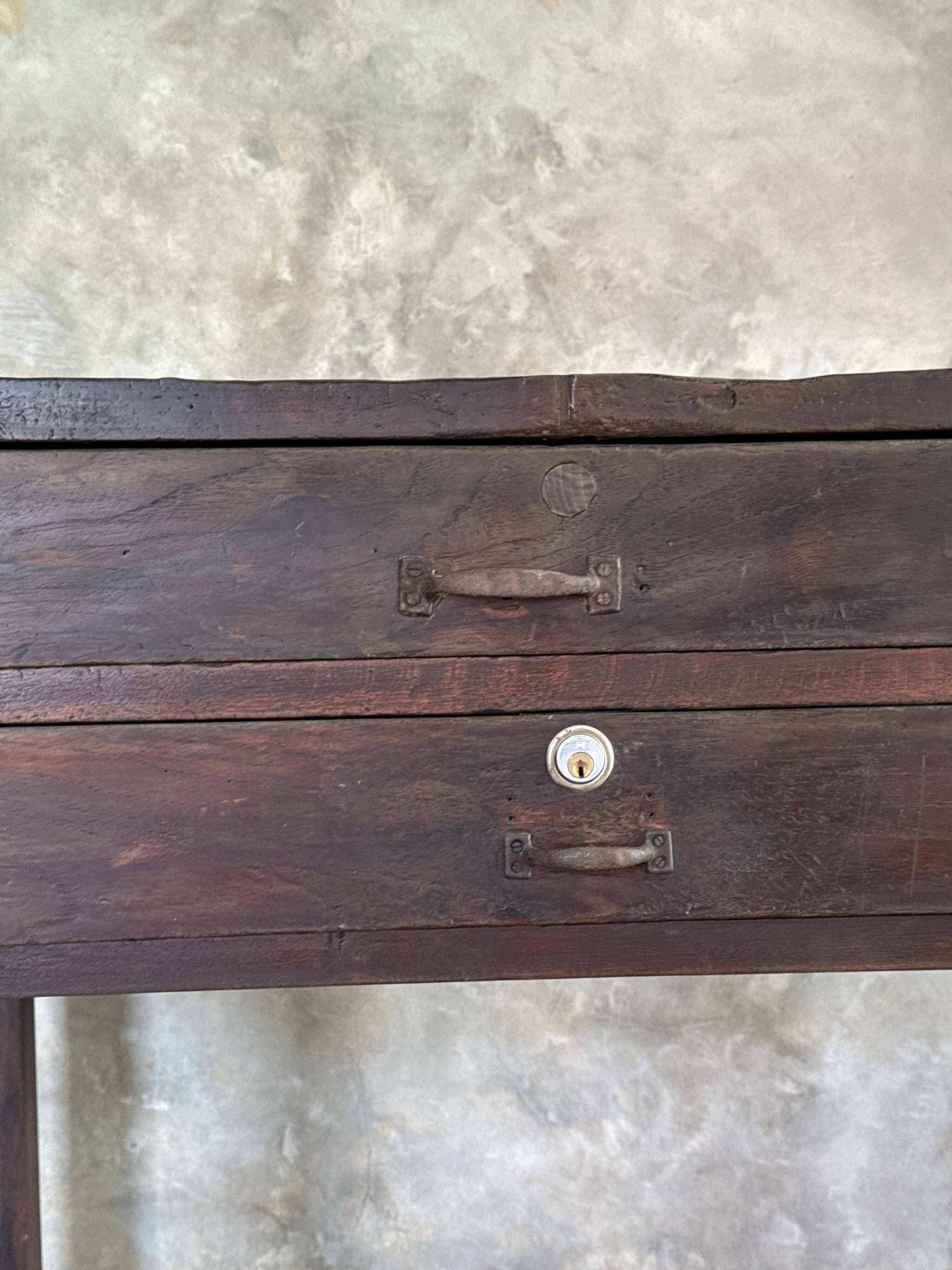 Meuble de métier ancien indonésien en teck à deux tiroirs H80,5 L79,5x51