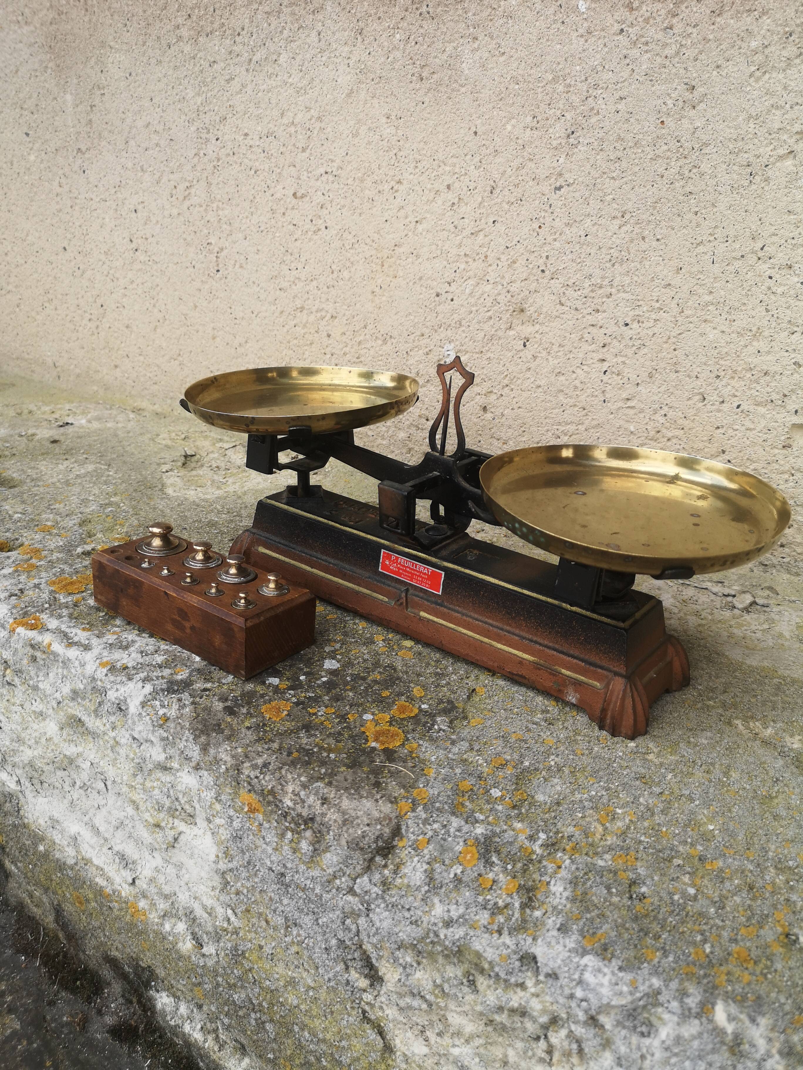 Roberval balance with weight